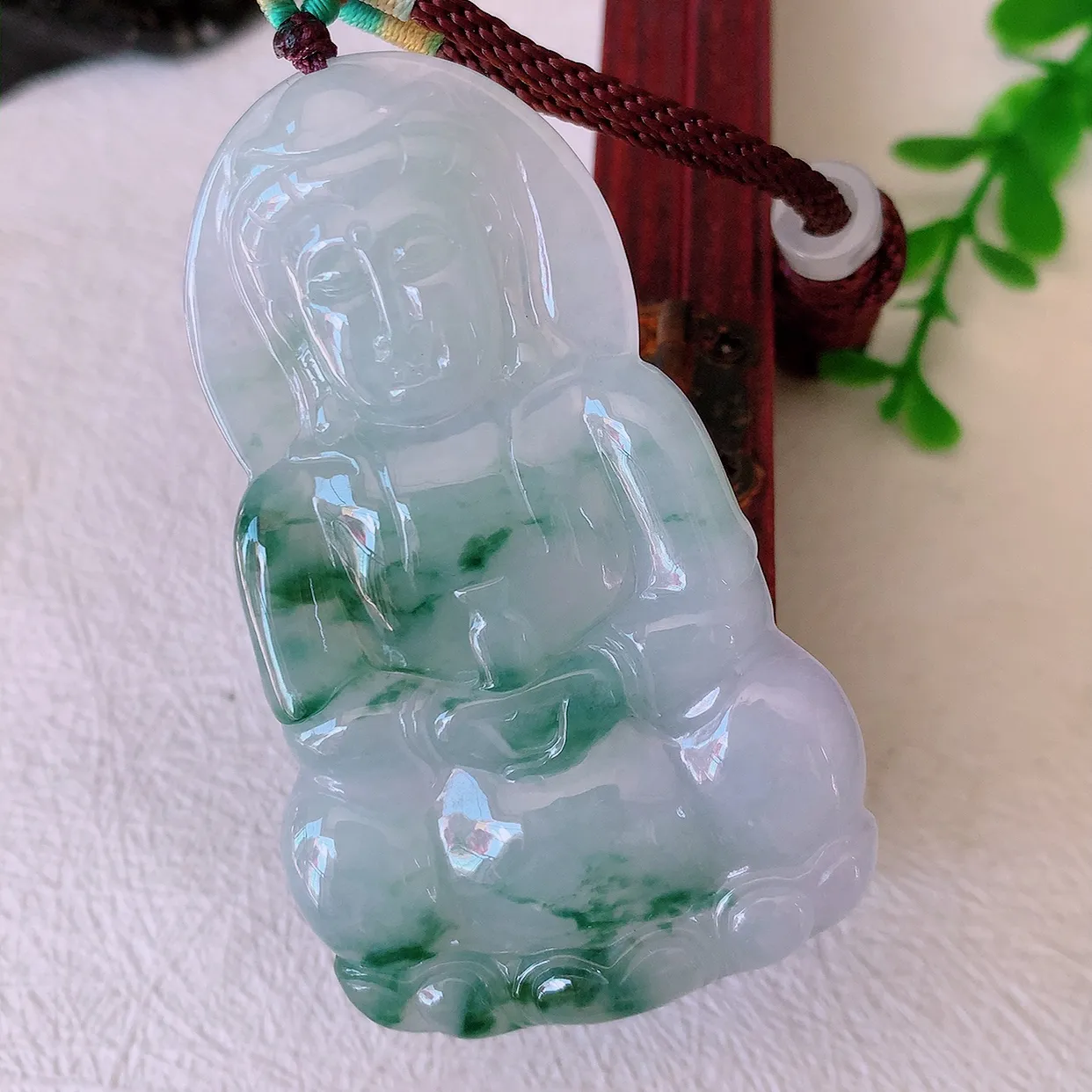 自然光实拍，大件冰飘花观音菩萨吊坠，赐福翡翠观音，翠绿迷人，观音面相端庄，佩戴时尚出众！#46.7