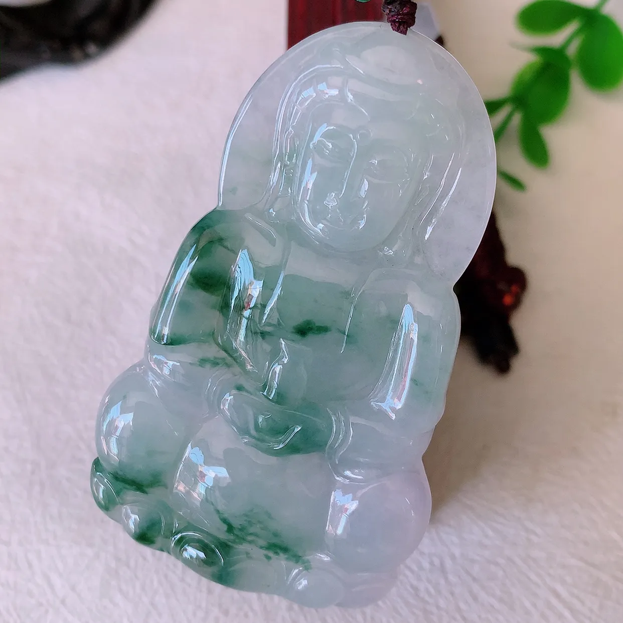 自然光实拍，大件冰飘花观音菩萨吊坠，赐福翡翠观音，翠绿迷人，观音面相端庄，佩戴时尚出众！#46.7