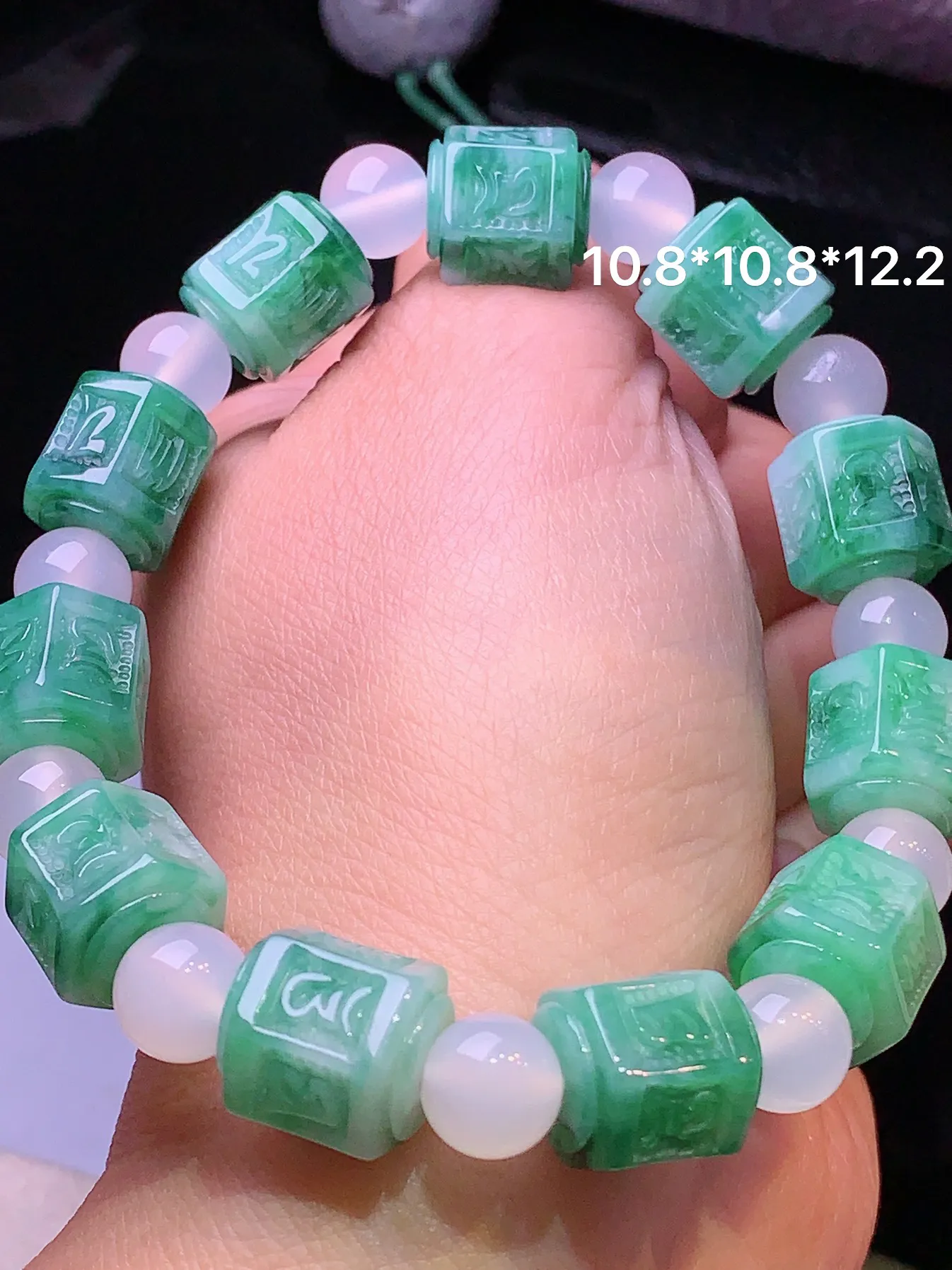 飘绿雕花路路通手链 玉质细腻 色泽清新艳丽 整体尺寸10.8*12.2