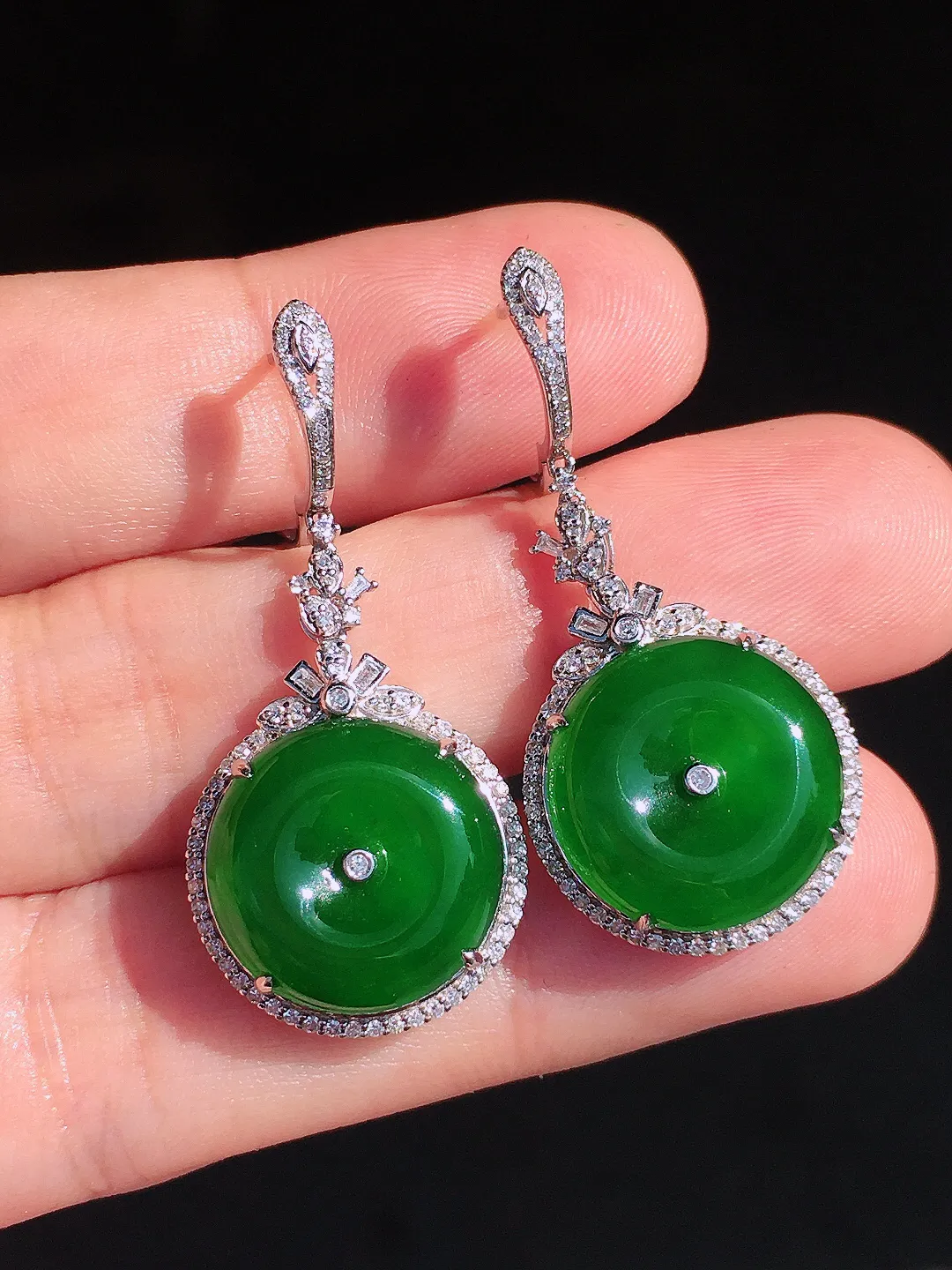 满绿平安扣耳坠，色泽均匀浓郁，玉质细腻，荧光感超
强，饱满圆润，尽显优雅气质，18k
金豪华镶嵌