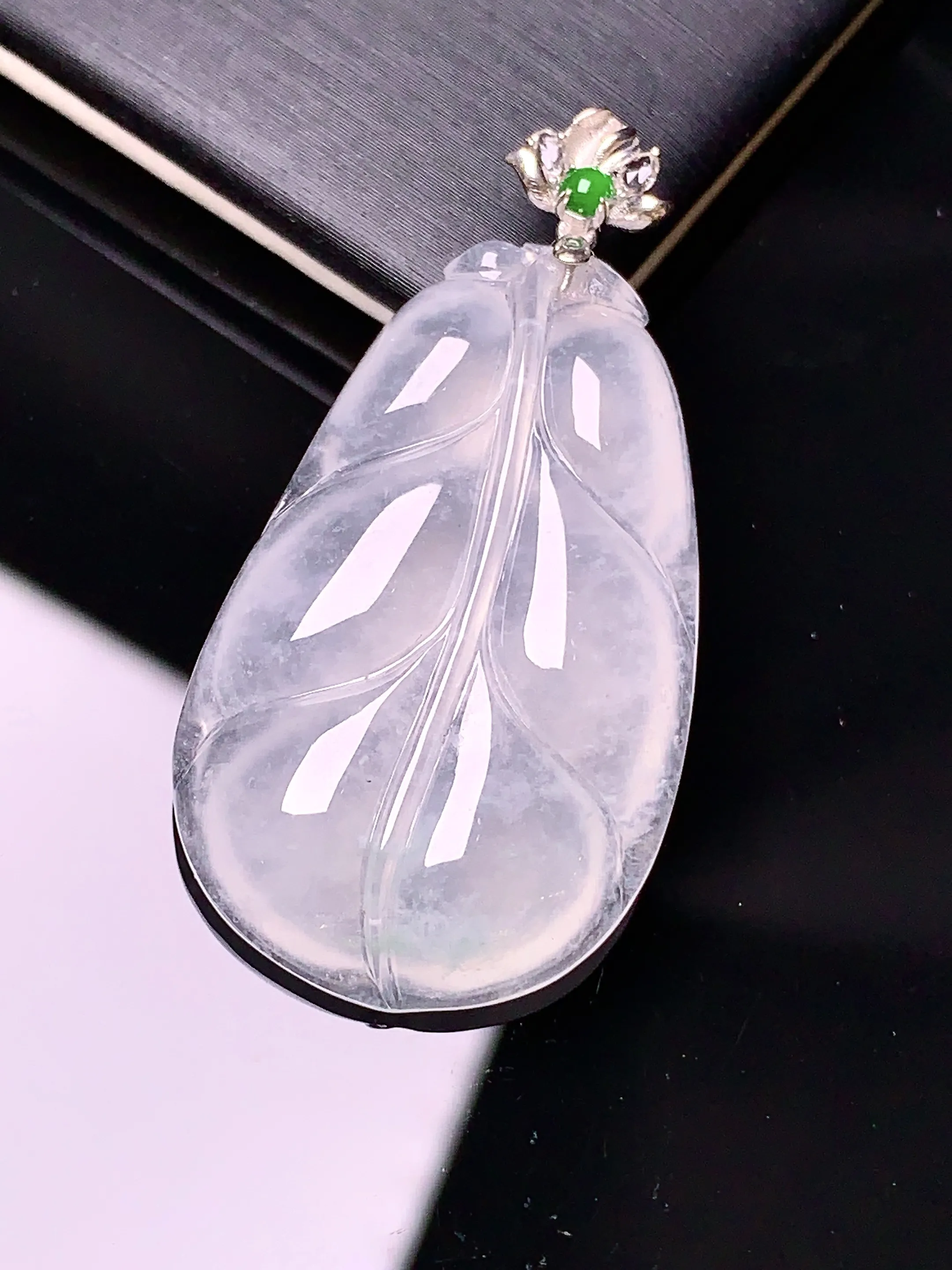 18k金镶嵌冰种树叶吊坠 玉质细腻 色泽清新艳丽 整体尺寸41.8*21.6*6