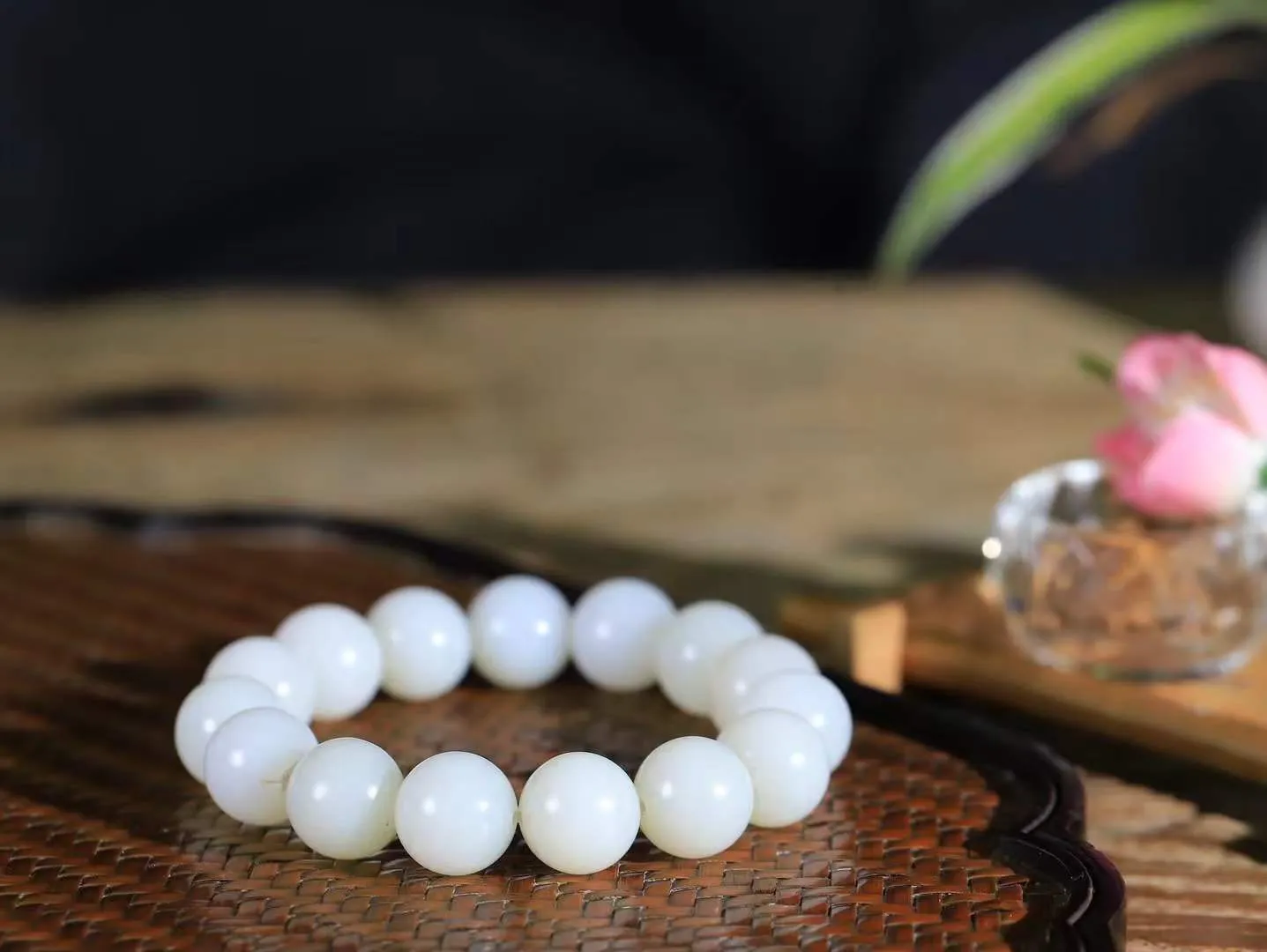 【珠圆玉润.手串】

精品和田玉白玉珠圆玉润手串 玉质温润细腻  整串打磨圆润，佩戴舒适。珠珠落玉盘