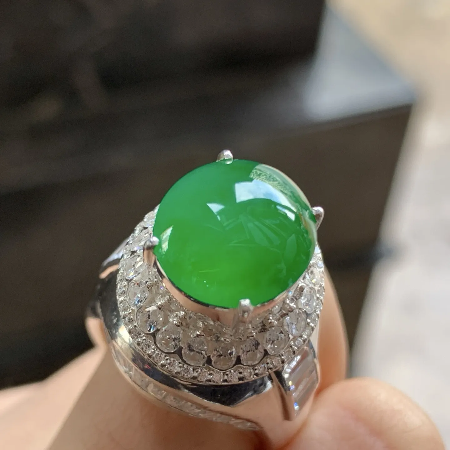 辣绿色戒面^_^玉质温润 浓郁鲜艳  铜拖