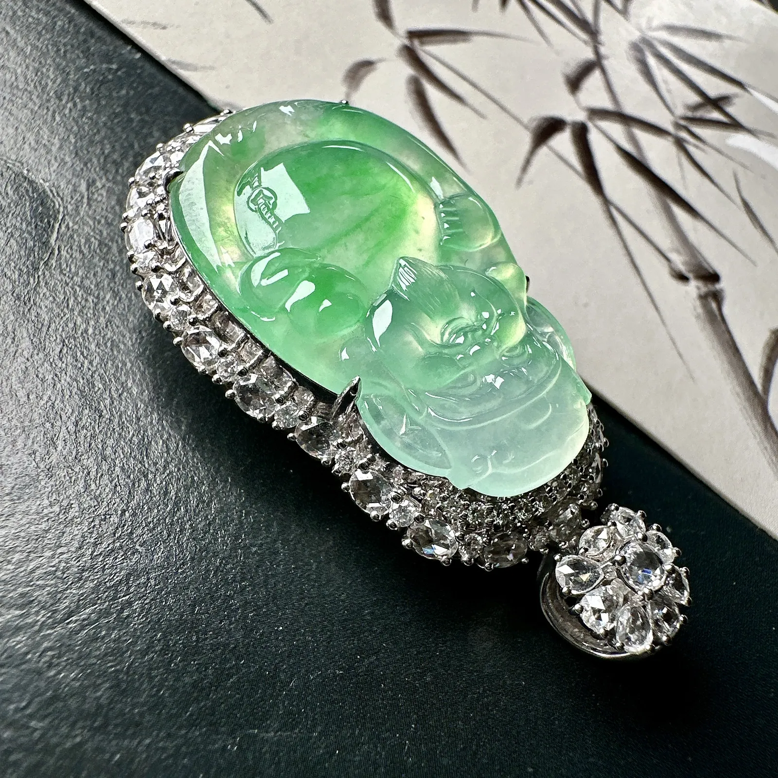 【冰种飘绿财神】质地细腻，饱满圆润，笑口常开，18k金钻镶嵌，裸石尺寸31.6*20.4*4.2毫米