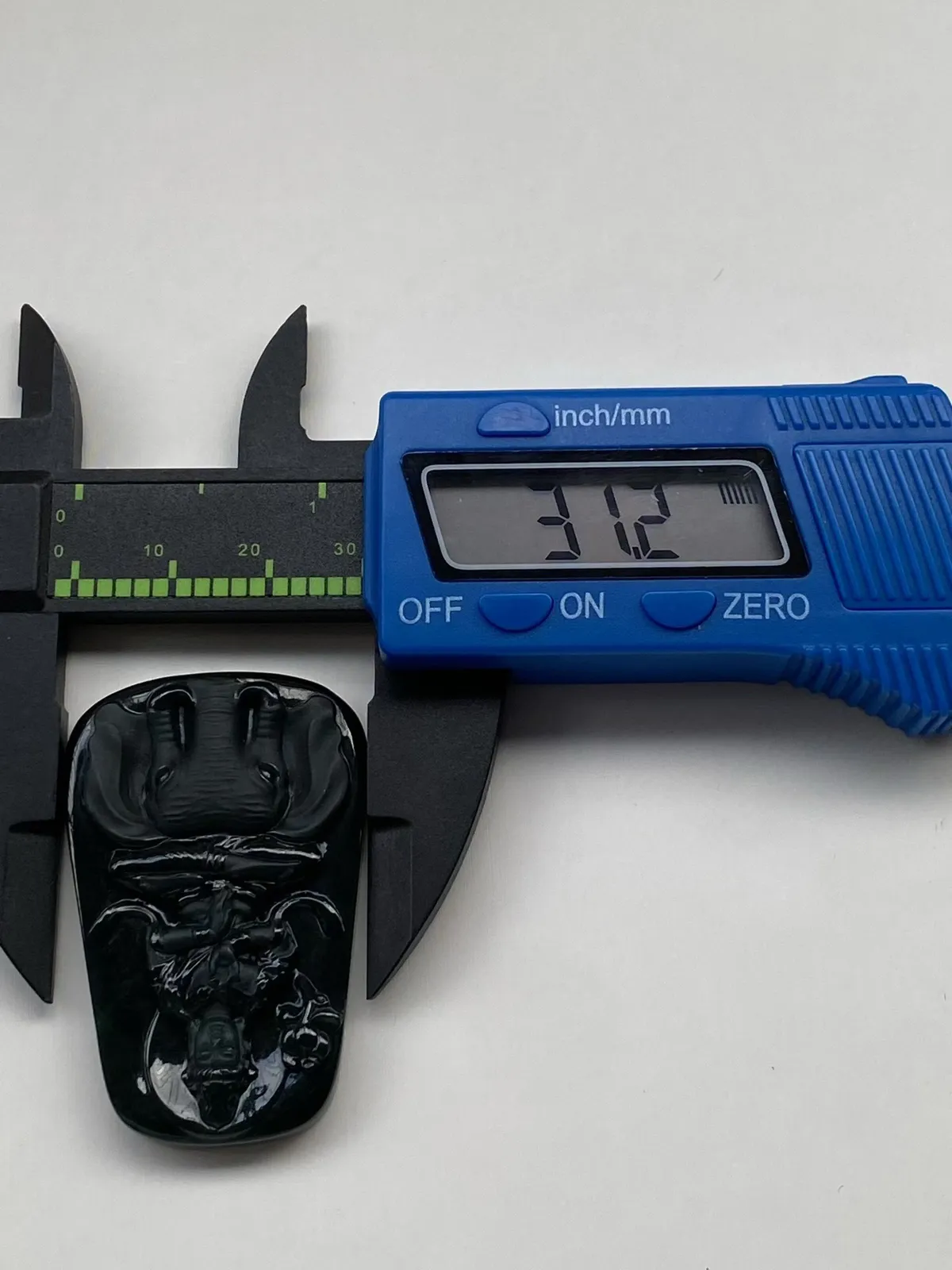 墨翠【普贤菩萨】细腻干净，黑度好、性价比高，雕工精湛，打灯透绿‘