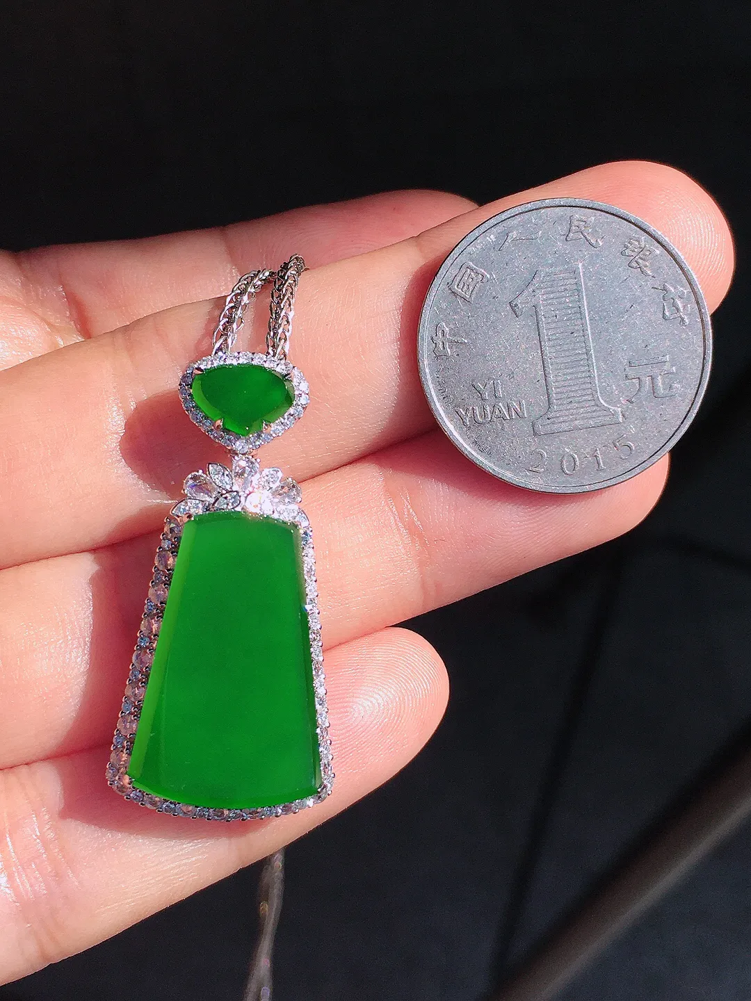 阳绿无事牌吊坠，色泽均匀艳丽，玉质细腻，荧光感超
强，饱满圆润，尽显优雅气质，18k
金豪华镶嵌