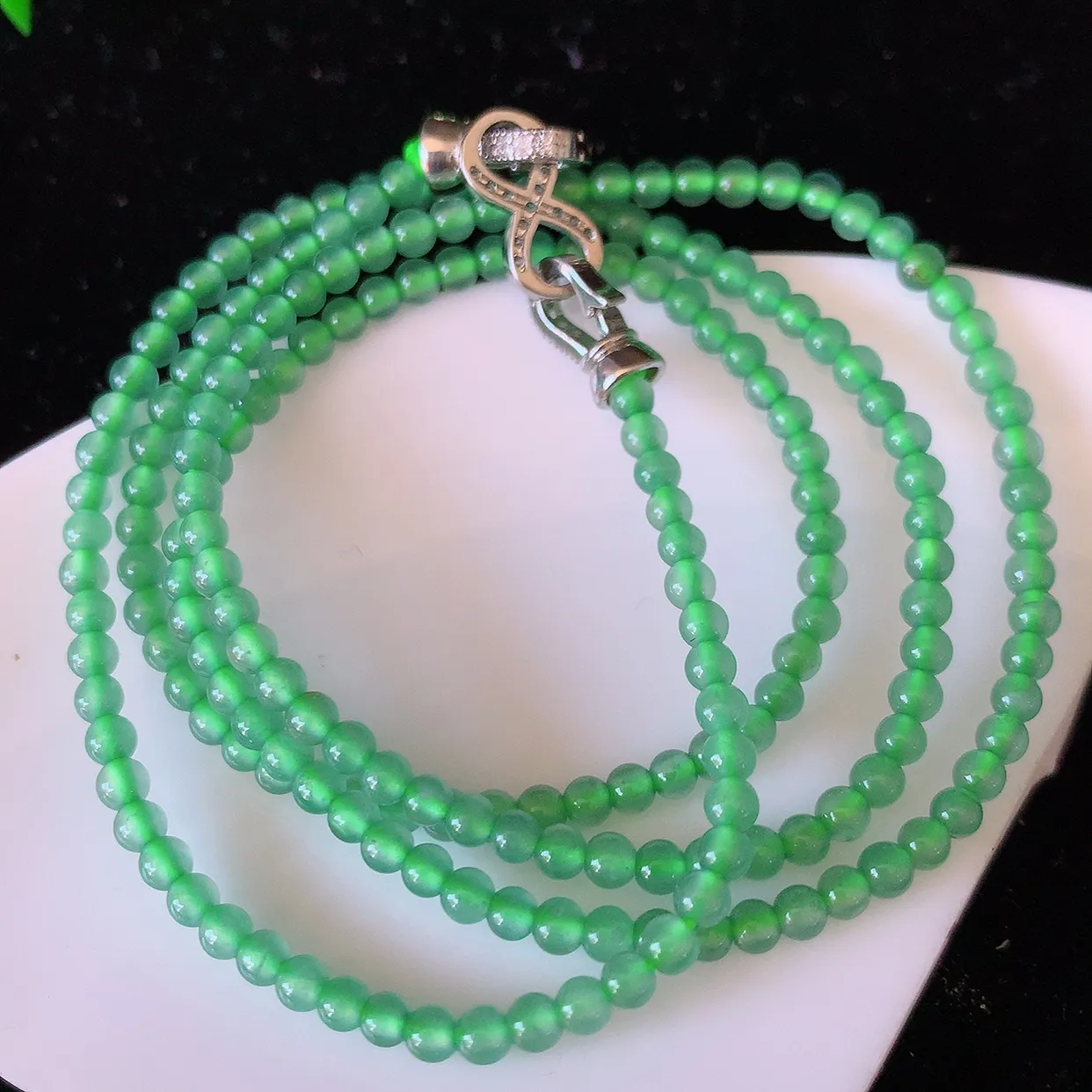 自然光实拍，冰种满绿翡翠圆珠项链  翡翠项链 （装饰扣）玉质细腻  冰清玉润  颜色漂亮  #81.7取一尺寸2.8mm