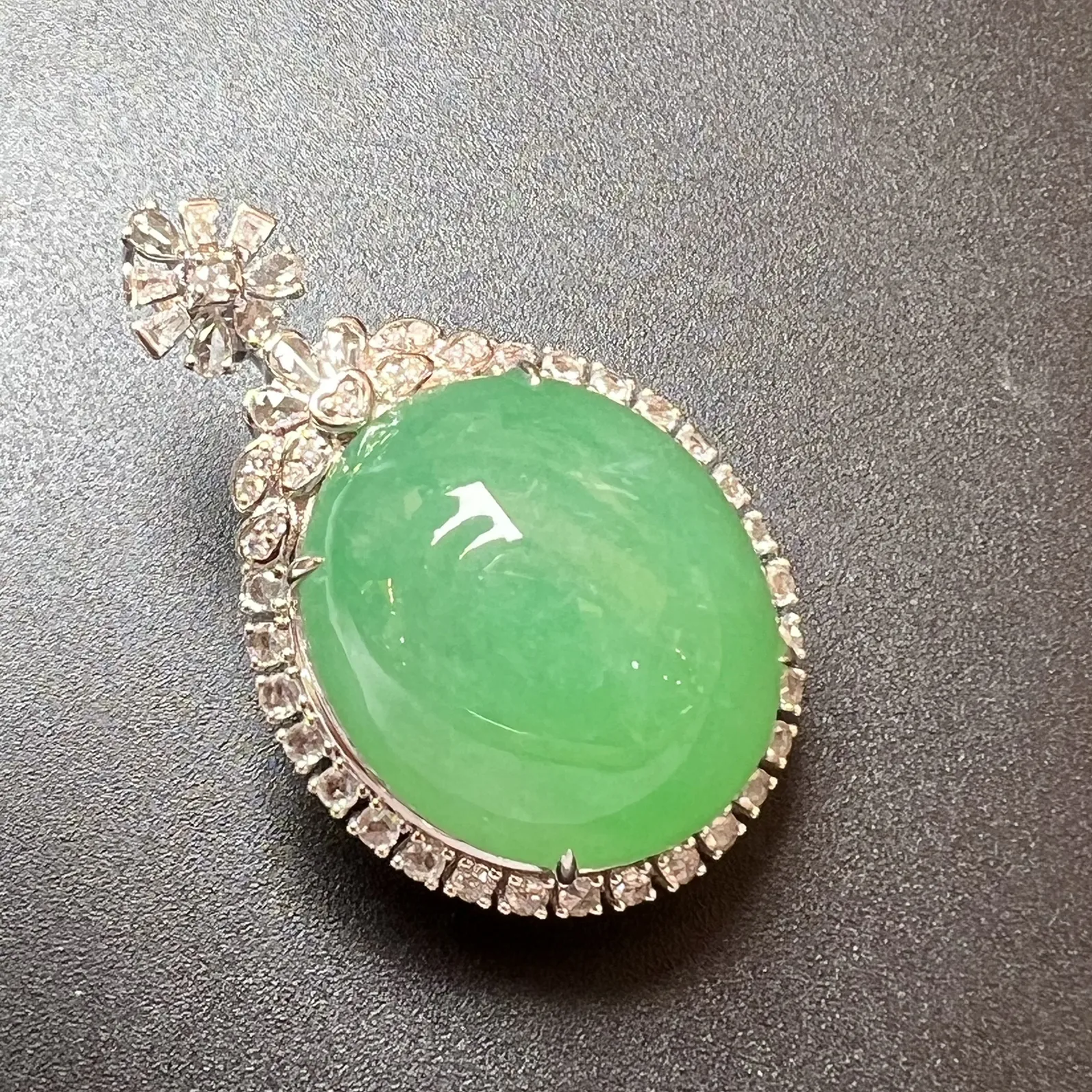 满色大鸽子蛋坠整体尺寸37.8*23.6*18.5裸石尺寸21.9*19.2*11.3