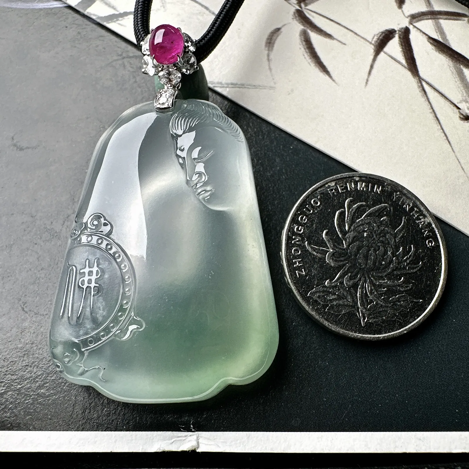 【冰种观音首吊坠】侧面像，料子通透闪亮，质地致密，种老起强胶感，玻璃光泽强烈。人物面部开脸生动，雕刻很精细，表情端庄祥和。料子纯净，18K金钻精美镶嵌，裸石尺寸44.2*31.2*10.7毫米