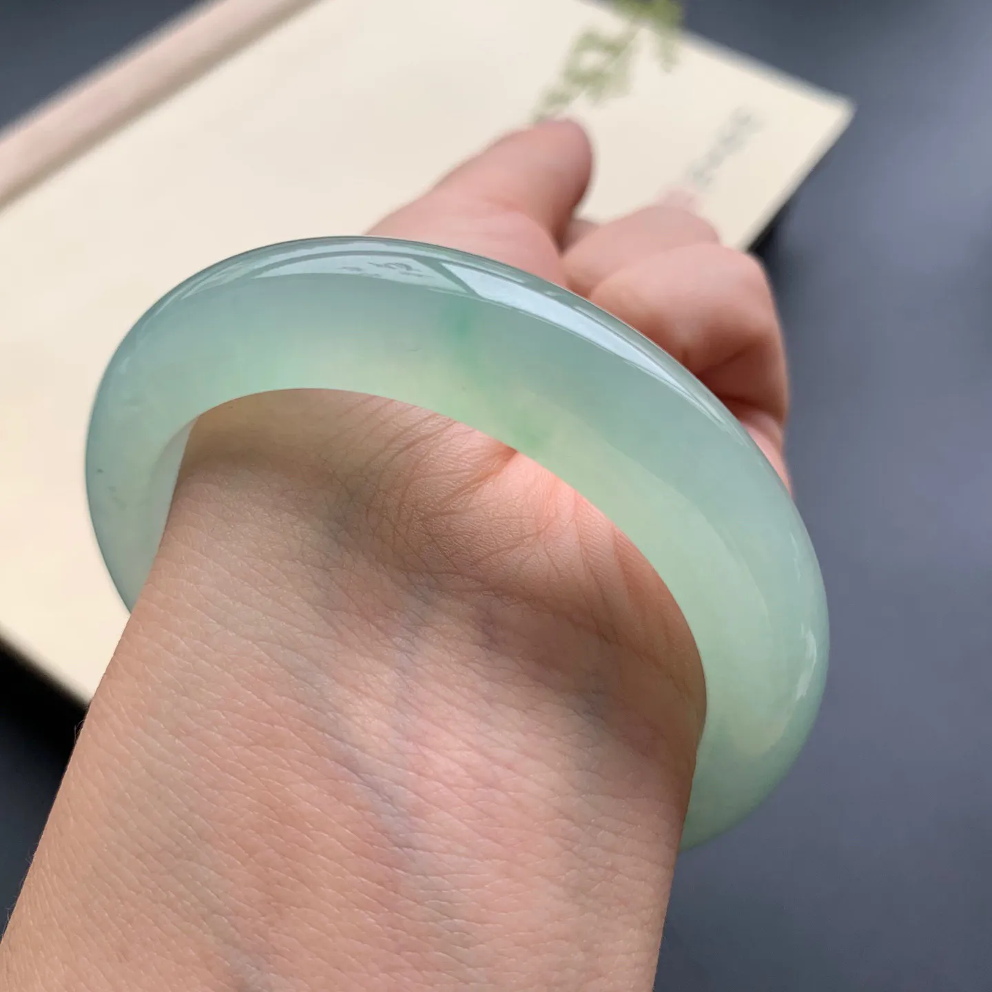 53.6圈口冰晴绿正圈手镯 尺寸：53.6-12.5-8.8，无纹裂，冰透水润，胶感十足