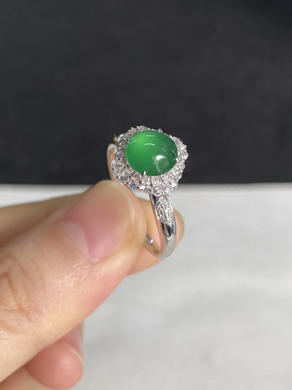 翡翠女戒，印记：G18K,伴钻石