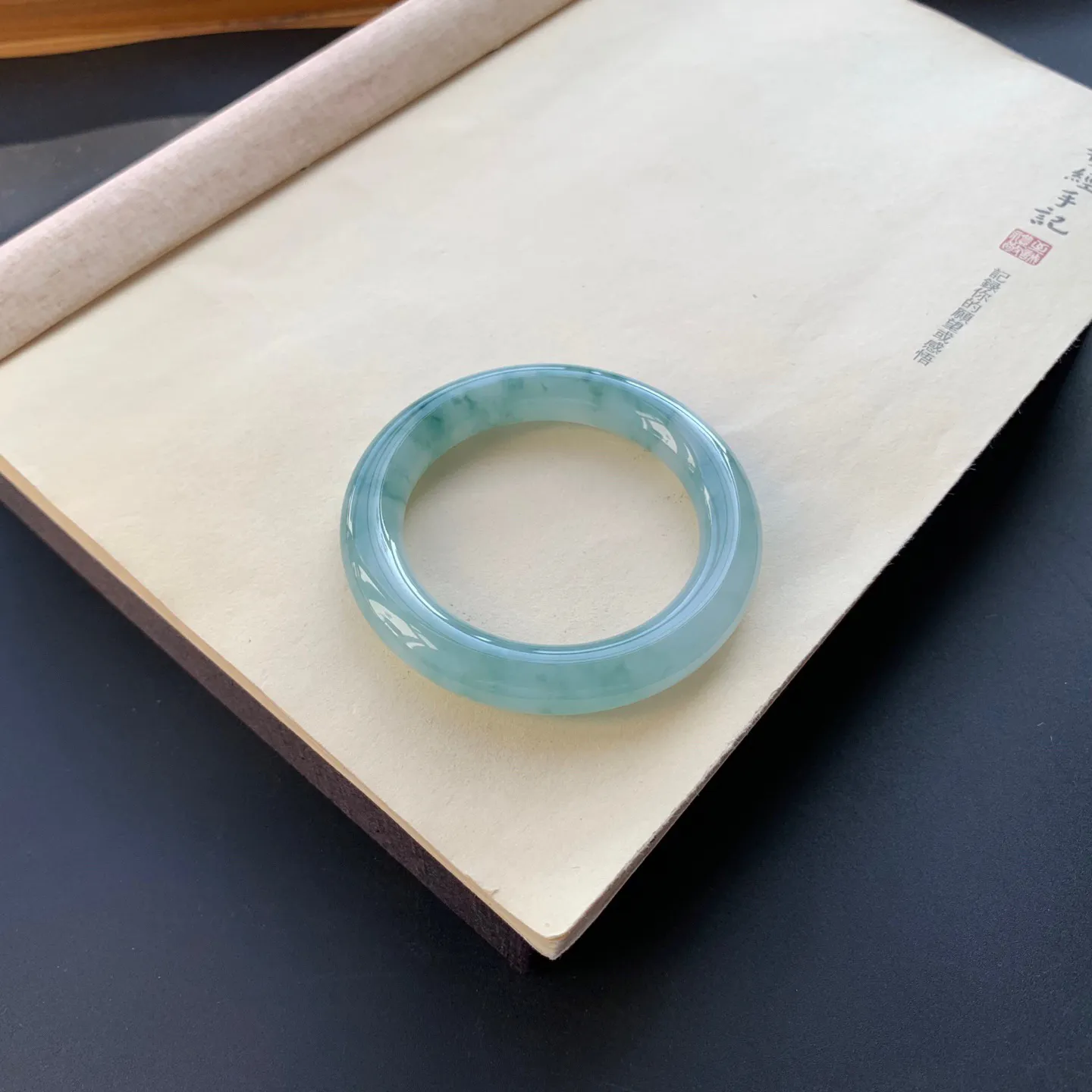 52.8圈口冰飘花圆条手镯 尺寸：52.8-10.8-11，无纹裂，水润起胶，花色浓郁