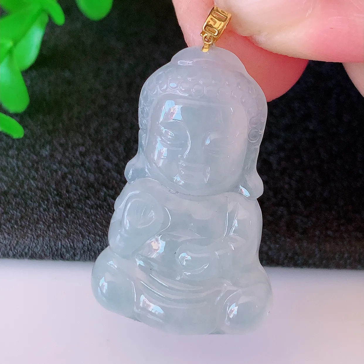 18k金镶嵌冰种翡翠保平安宝宝佛吊坠，沁人心脾，精致典雅的设计，为佩戴者，增添色彩，送礼自留都是佳品选择！#49.7