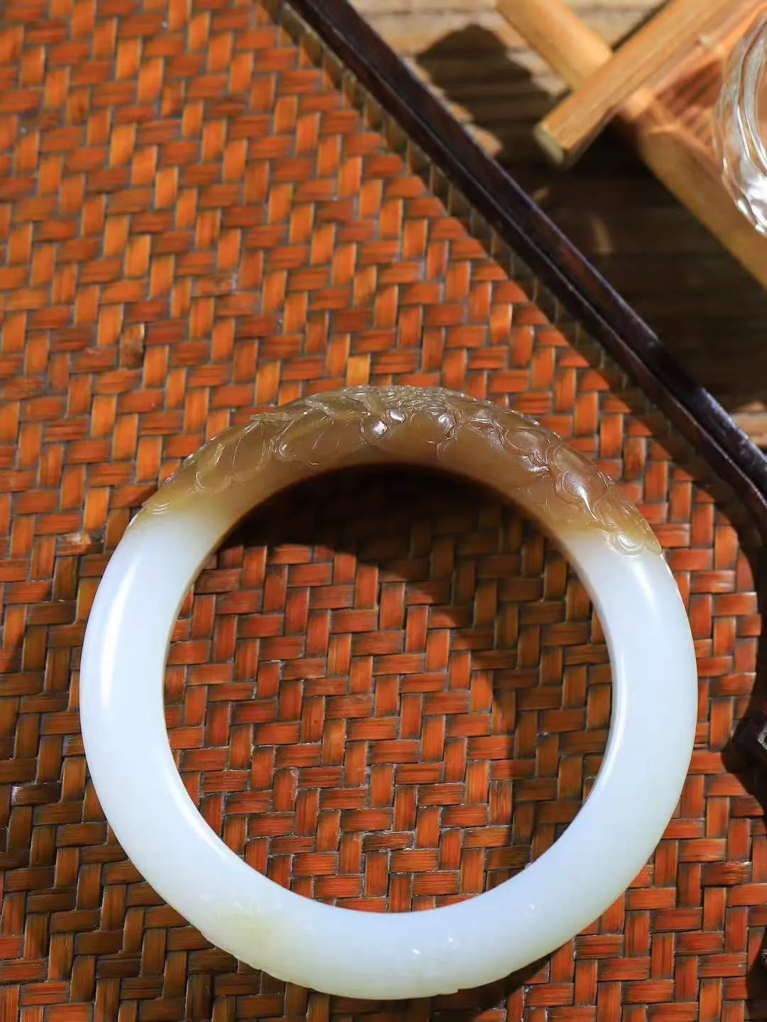 【蝶恋花.手镯】

精品和田玉糖白玉蝶恋花手镯，最是留不住，朱颜辞镜花辞树。镯型古朴典雅，镯面雕琢蝴蝶恋花，笔触细腻流畅，花瓣舒徐优美，似清香远飘，翩然起舞，蝶恋花，依依浓情，楚楚动人，萦绕腕间，尽显女性优雅风姿。
重72.5克   尺寸56.5-14-10.7mm  79113821T