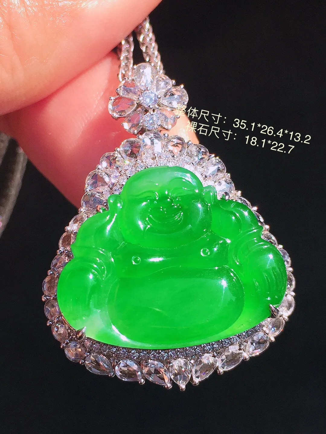 阳绿佛公吊坠，色泽均匀艳丽，玉质细腻，荧光感超
强，饱满圆润，尽显优雅气质，18k
金豪华镶嵌