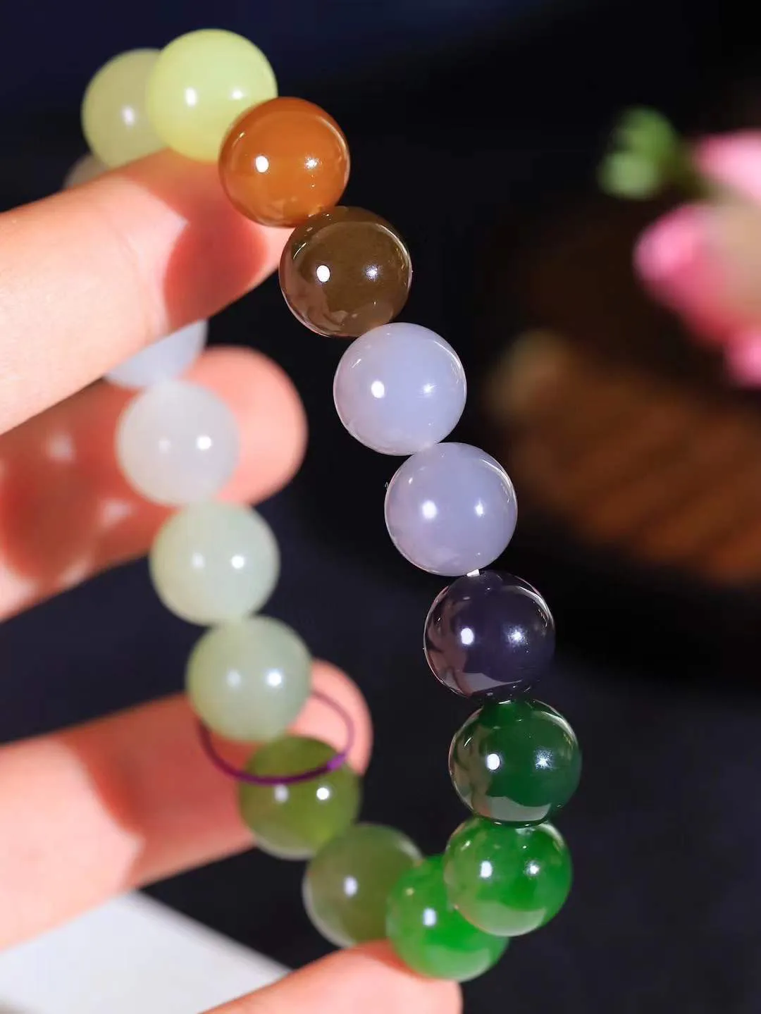 【多宝手串】

货头精选 和田玉多宝圆珠手串，每一颗玉石都凝聚自然的灵气与岁月的沉淀，寓意福禄寿喜，守护您的平安与幸福。佩戴它，感受千年玉文化的温润与优雅。重46克  尺寸取一12mm  78110254L