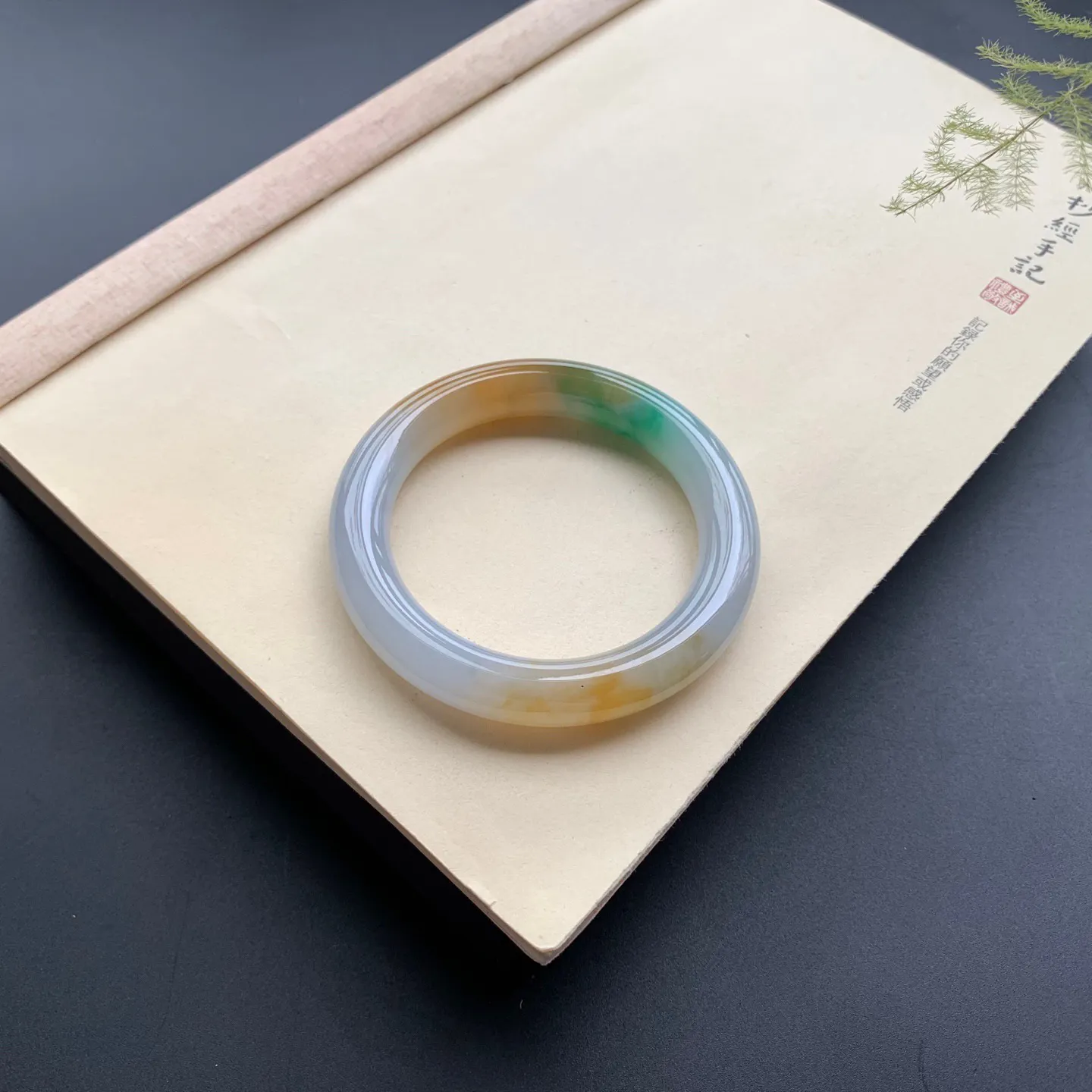 60圈口黄翡飘绿圆条手镯 尺寸：60-11.8，无纹裂，细腻光滑，色泽亮丽