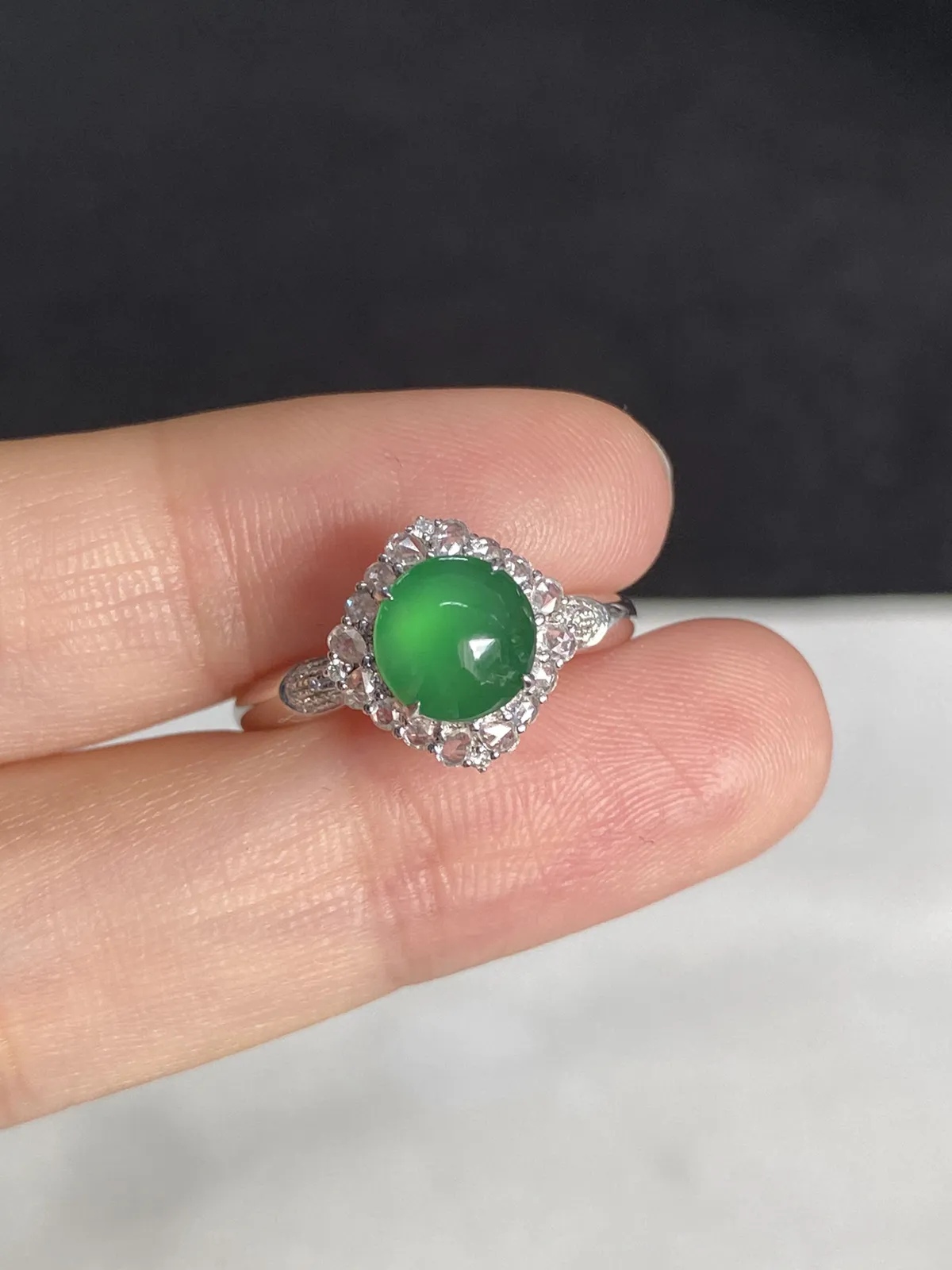 翡翠女戒，印记：G18K,伴钻石