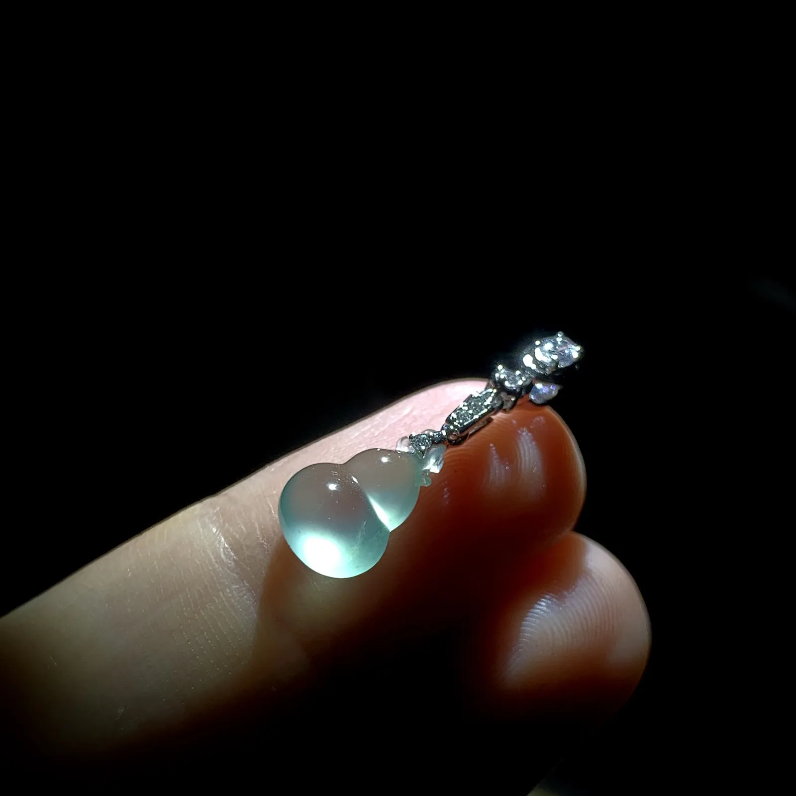 高品质葫芦吊坠，裸石约12.8-8.5-4.8mm，
18K金，南非钻，