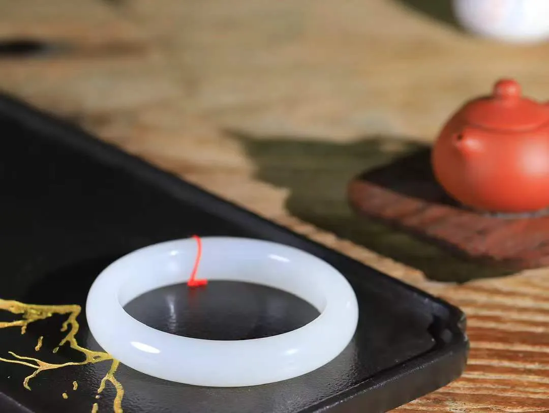 （一见钟情.手镯）

精品和田玉白玉手镯，玉质温和莹润，精光内蕴，手感舒适。整器简约，打磨光洁，让