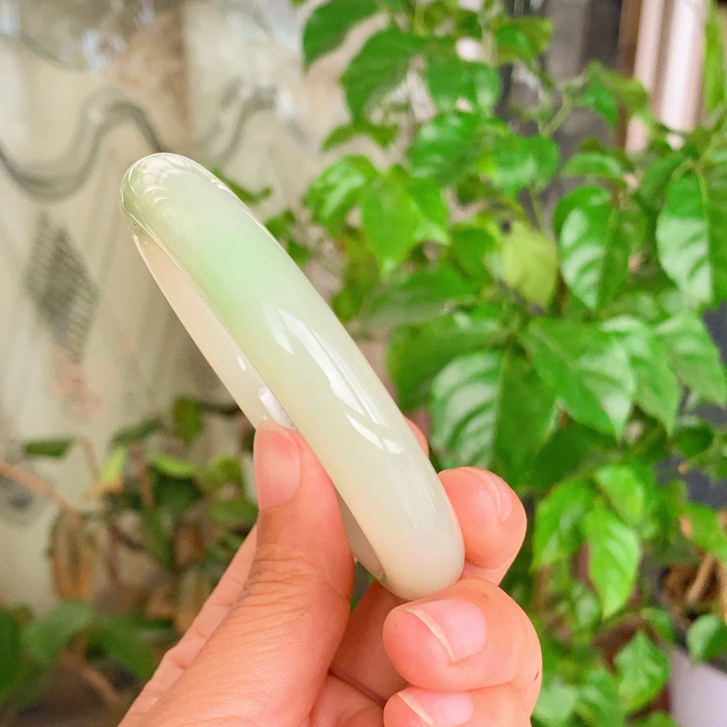 59圈口 和田玉青海翠翠青手镯   59圈口条宽12厚10重58克，玉质细腻油润 底色纯净 脂粉好。结构好。品质好！lt251107