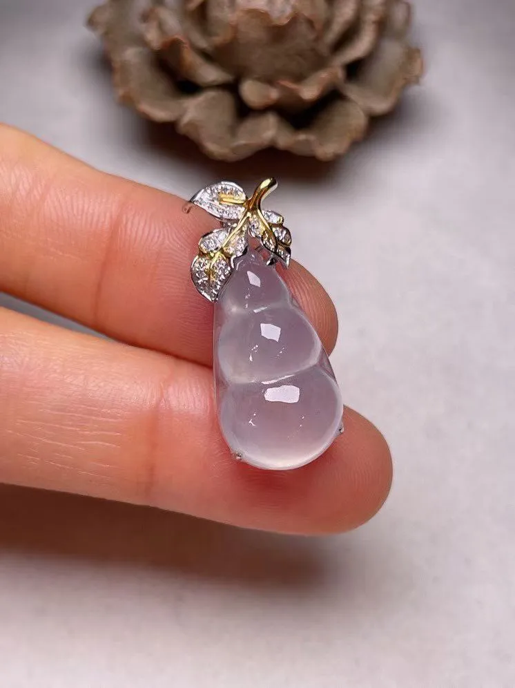 冰种福豆吊坠、真金真钻镶嵌，种水好，玉质细腻 .裸石尺寸 21.5*11.3