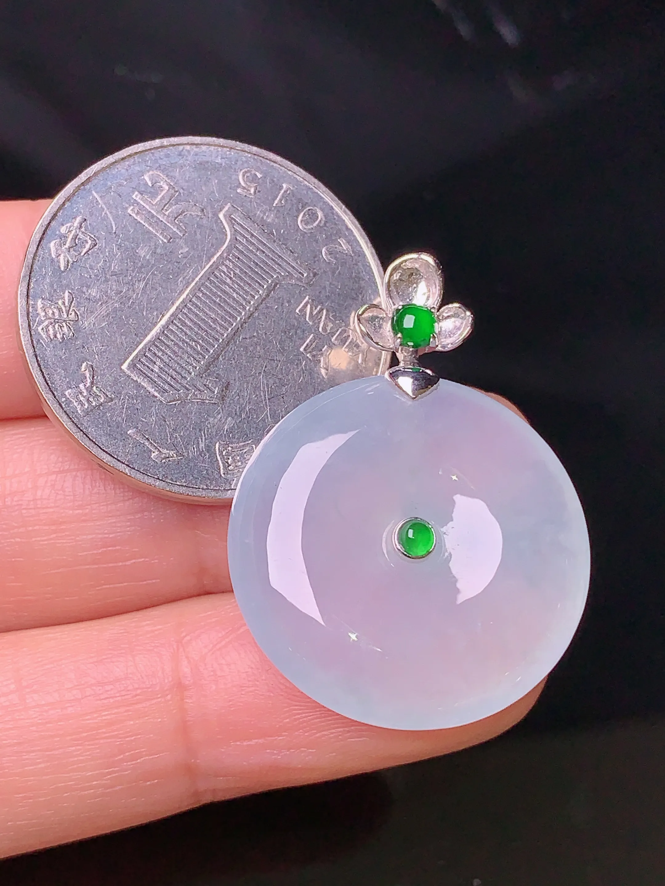 18k金镶嵌冰种平安扣吊坠 玉质细腻 色泽清新艳丽 整体尺寸30.5*22.8*5.7