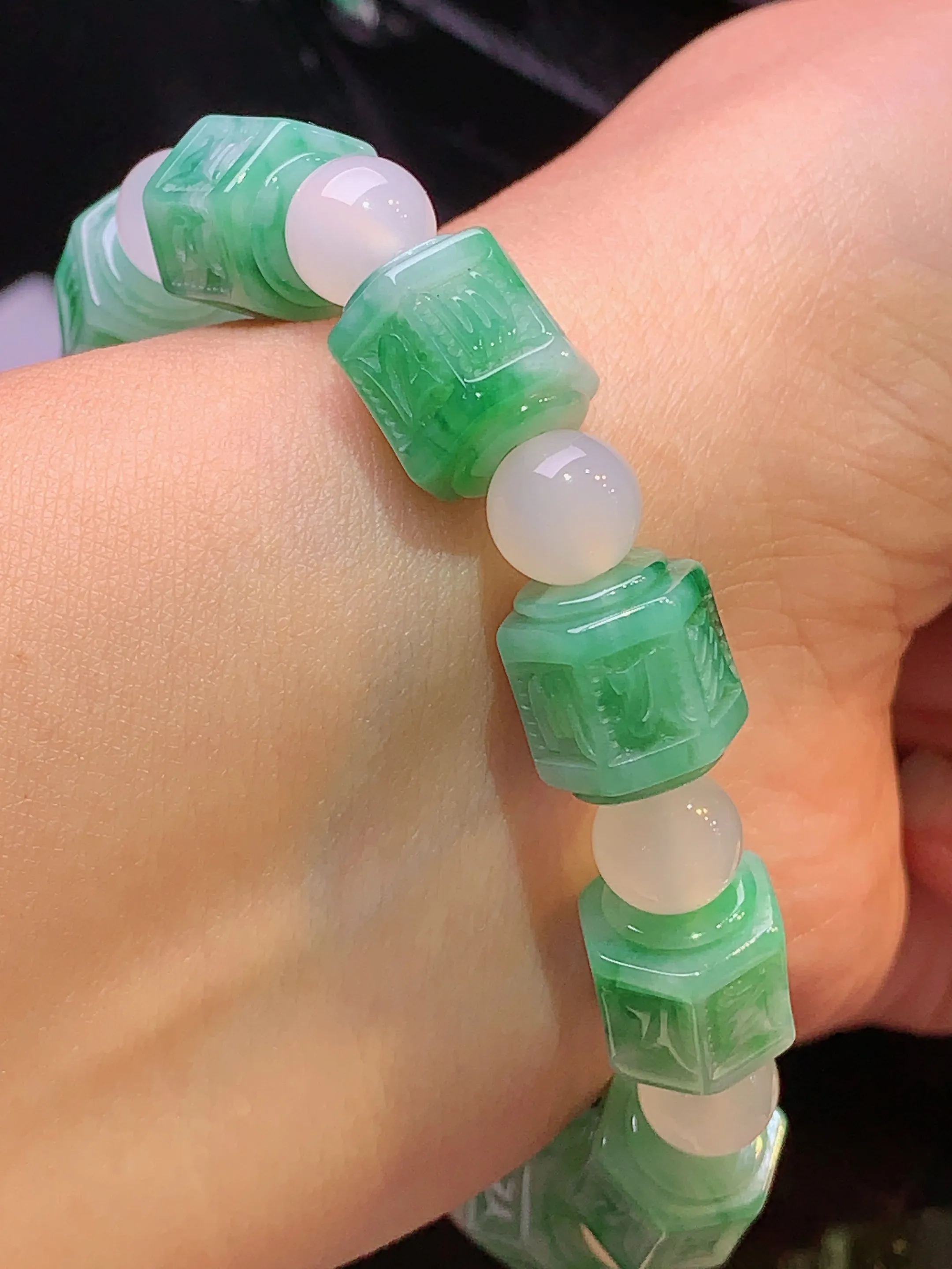 飘绿雕花路路通手链 玉质细腻 色泽清新艳丽 整体尺寸10.8*12.2