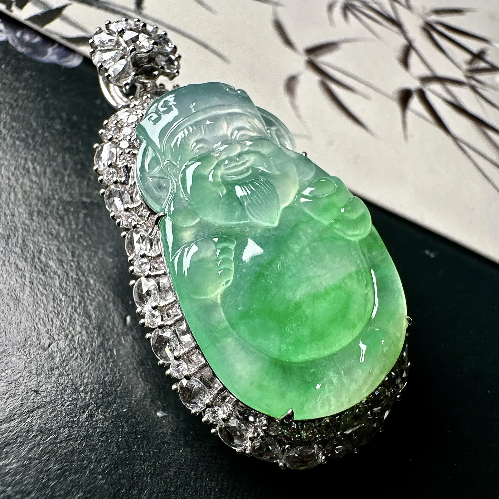 【冰种飘绿财神】质地细腻，饱满圆润，笑口常开，18k金钻镶嵌，裸石尺寸31.6*20.4*4.2毫米