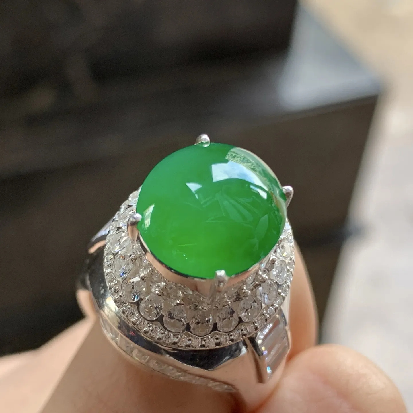 辣绿色戒面^_^玉质温润 浓郁鲜艳  铜拖