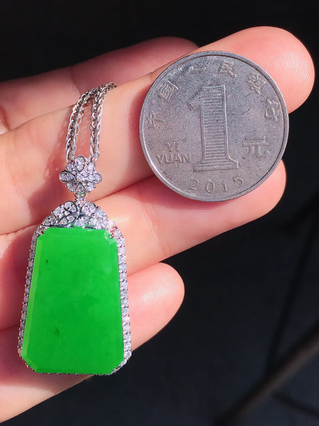 阳绿无事牌吊坠，色泽均匀艳丽，玉质细腻，荧光感超
强，饱满圆润，尽显优雅气质，18k
金豪华镶嵌