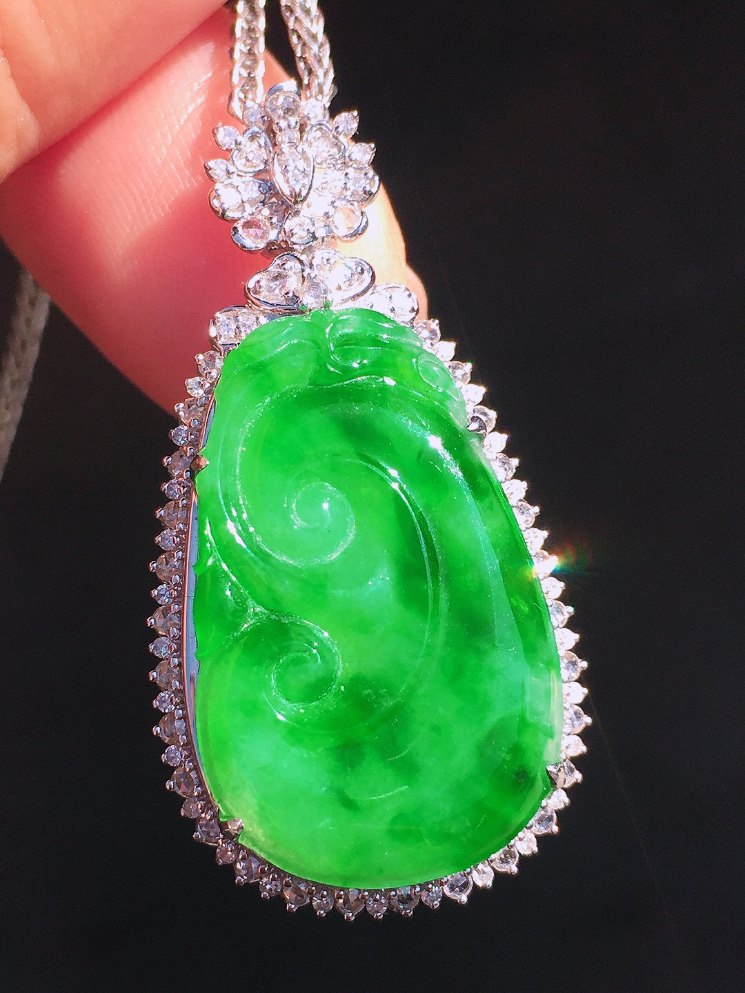 阳绿如意吊坠，色泽均匀艳丽，玉质细腻，荧光感超
强，饱满圆润，尽显优雅气质，18k
金豪华镶嵌