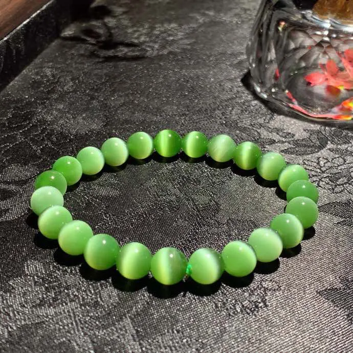 和田玉阳绿猫眼俄罗斯猫眼碧玉手串 单颗尺寸8mm重17.6克。玉质细腻油润。手推出油。佩戴高端典雅。lt251107