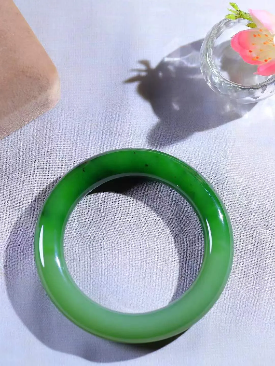 【碧波流转·手镯】

收藏级臻品️和田玉碧玉圆条手镯，玉质细腻温润，手感舒适，️线条流畅，简约大气，美自天成，佩戴于腕间，婉约之美，举手投足间透出那份低调奢华，醉人心扉。
重83.3克 内径圈口58mm  尺寸12.3-12.5mm  FDT-45110833