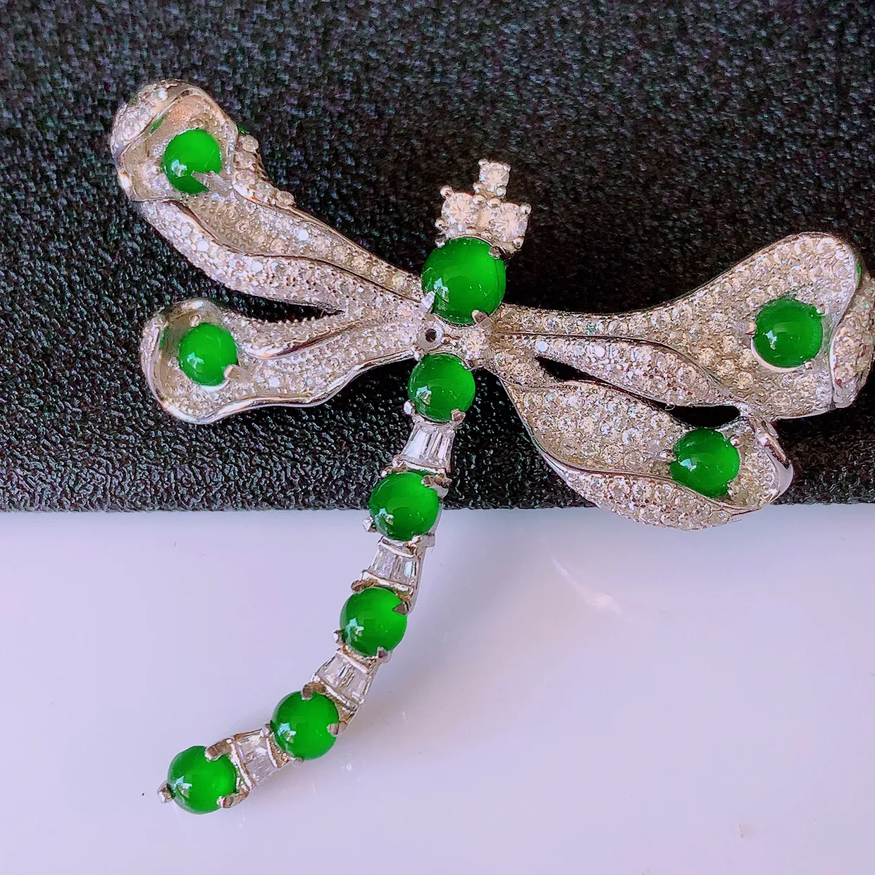 冰透满绿翡翠925银镶嵌蜻蜓胸针，自然光实拍，翠色灵动，颜色漂亮，种老水足，品相佳，佩戴佳品！#97.7整体37.5-42.5*10裸石4*4