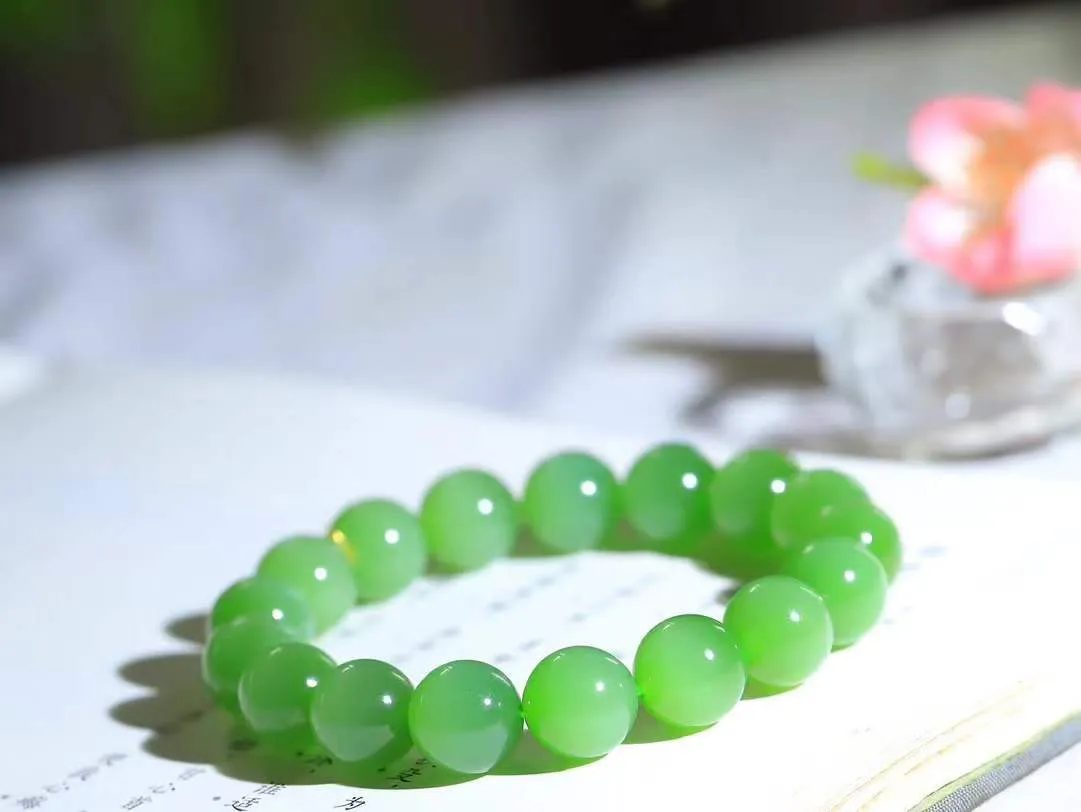 【珠圆玉润.手串】

收藏级臻品️和田玉碧玉猫眼珠圆玉润手串 玉质温润细腻  整串打磨圆润，佩戴舒