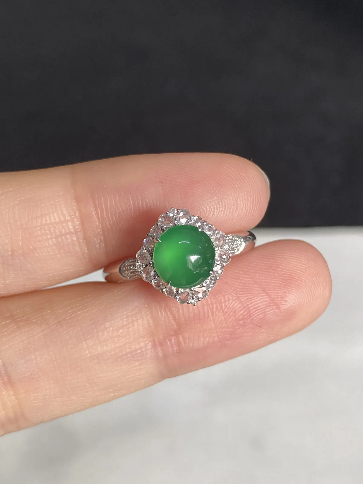 翡翠女戒，印记：G18K,伴钻石