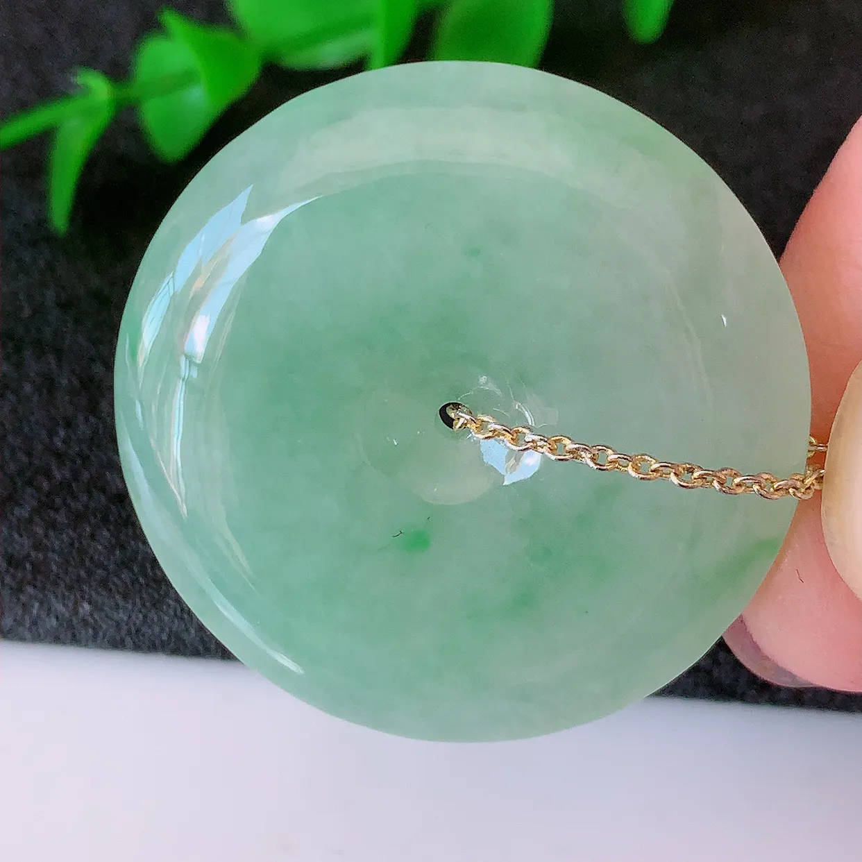 自然光实拍，冰飘绿翡翠平安扣吊坠，冰透，灵动飘逸，寓意平平安安，平安扣佩戴端庄漂亮！#57.7