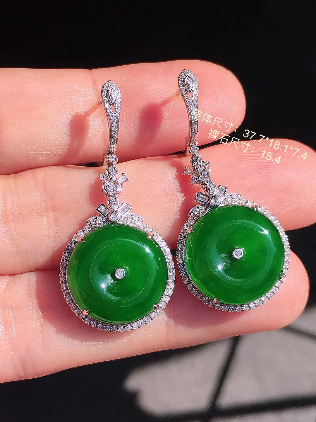 满绿平安扣耳坠，色泽均匀浓郁，玉质细腻，荧光感超
强，饱满圆润，尽显优雅气质，18k
金豪华镶嵌