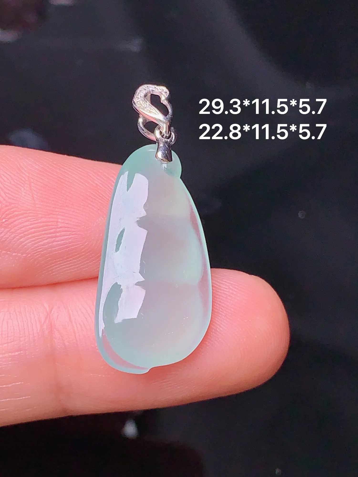 18k金镶嵌冰种四季豆吊坠 玉质细腻 色泽清新艳丽 整体尺寸29.3*11.5*5.7