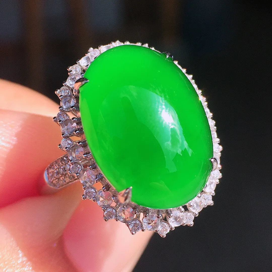 满绿蛋面戒指，色泽均匀浓郁，玉质细腻，荧光感超
强，饱满圆润，尽显优雅气质，18k
金豪华镶嵌