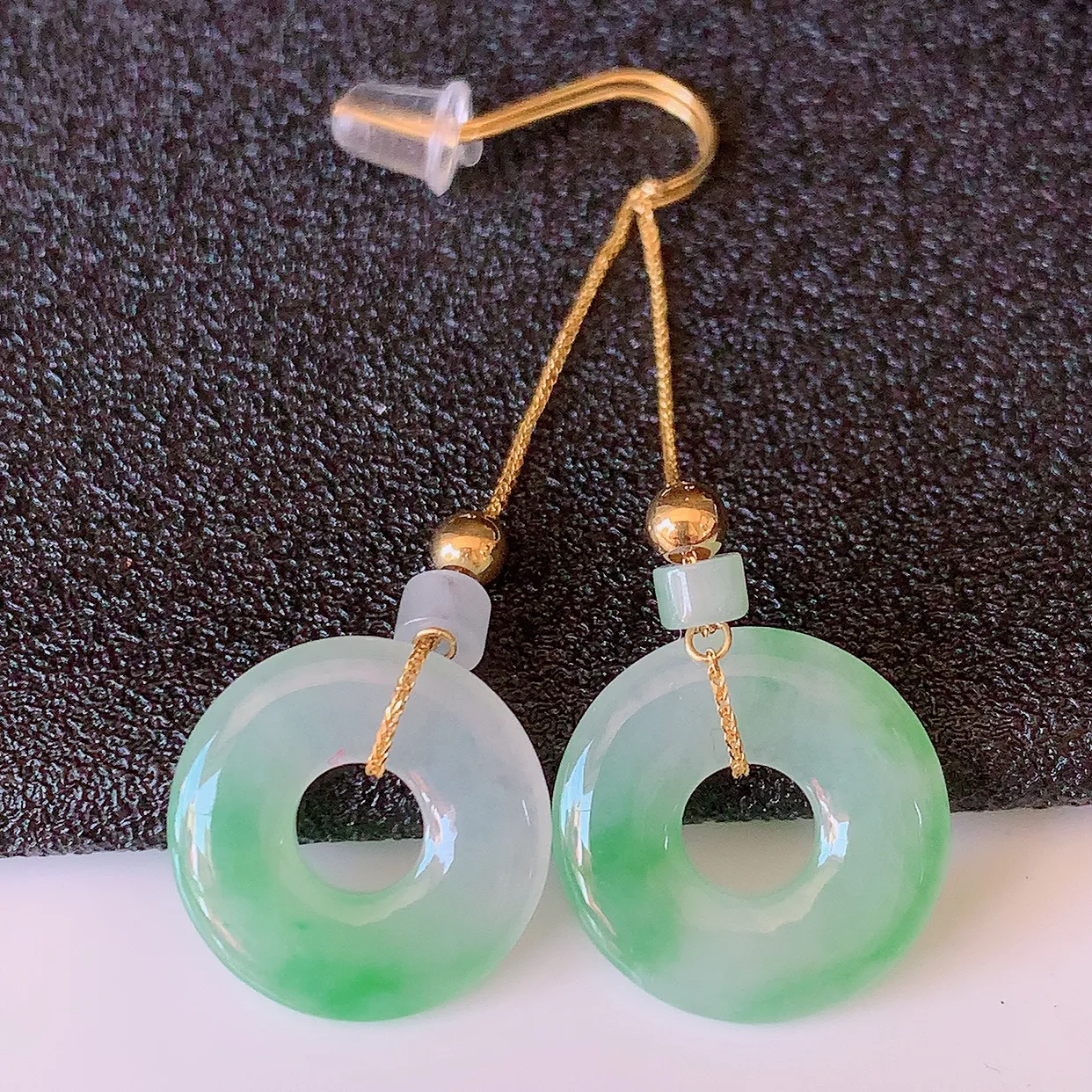 18k金镶嵌冰种飘绿翡翠平安扣耳坠，沁人心脾，耳坠佩戴效果大气出众，尽显气质。种水好，胶感足，颜相当漂亮，高性价比，值得入手品鉴！#41.7整体46裸石14.2*2.8