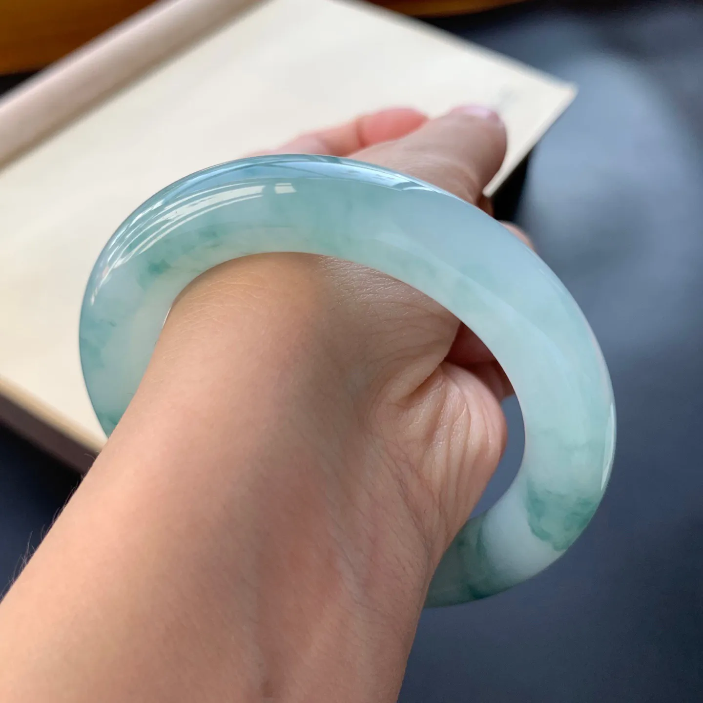 52.8圈口冰飘花圆条手镯 尺寸：52.8-10.8-11，无纹裂，水润起胶，花色浓郁