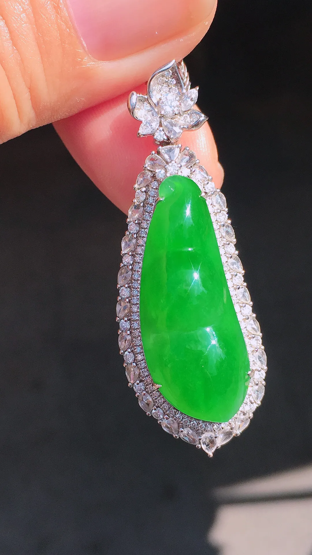 阳绿福豆吊坠，色泽均匀艳丽，玉质细腻，荧光感超
强，饱满圆润，尽显优雅气质，18k
金豪华镶嵌