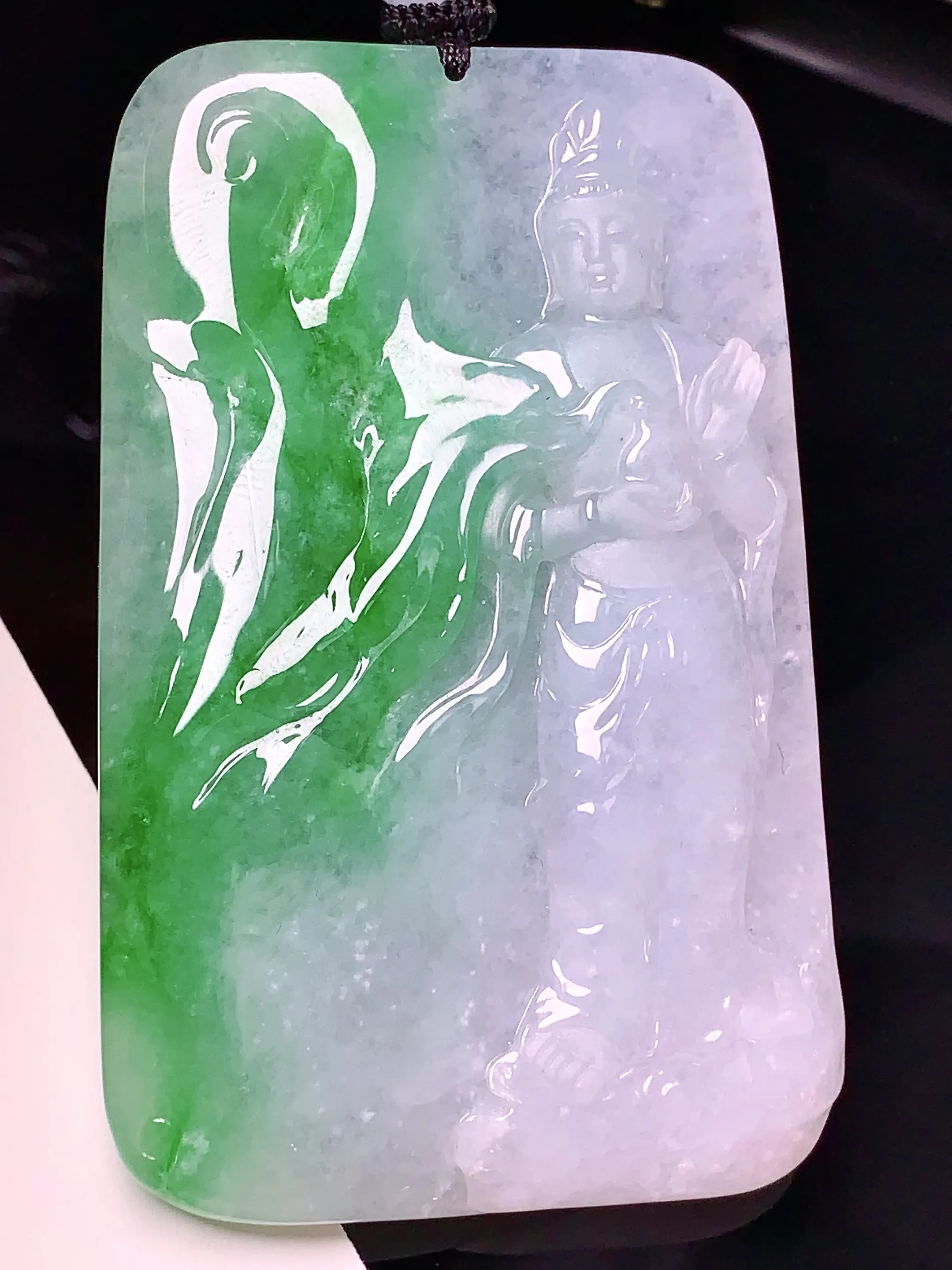 飘绿观音菩萨吊坠 玉质细腻 色泽清新艳丽 整体尺寸68.5*43.2*8