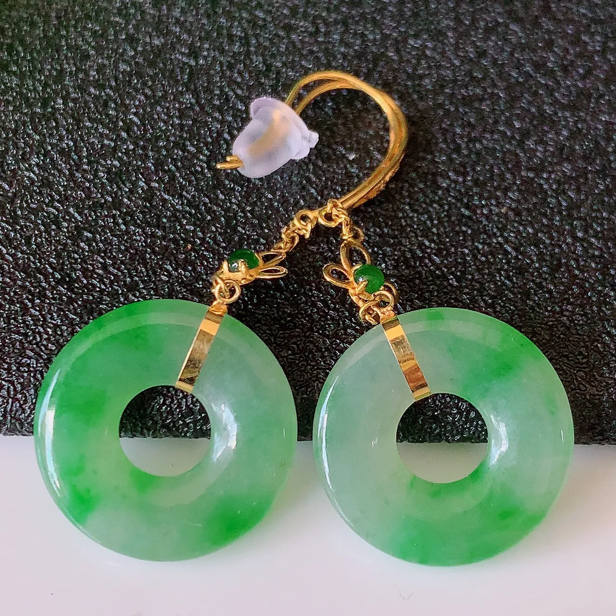 18k金镶嵌冰种飘绿翡翠平安扣耳坠，沁人心脾，耳坠佩戴效果大气出众，尽显气质。种水好，胶感足，颜相当