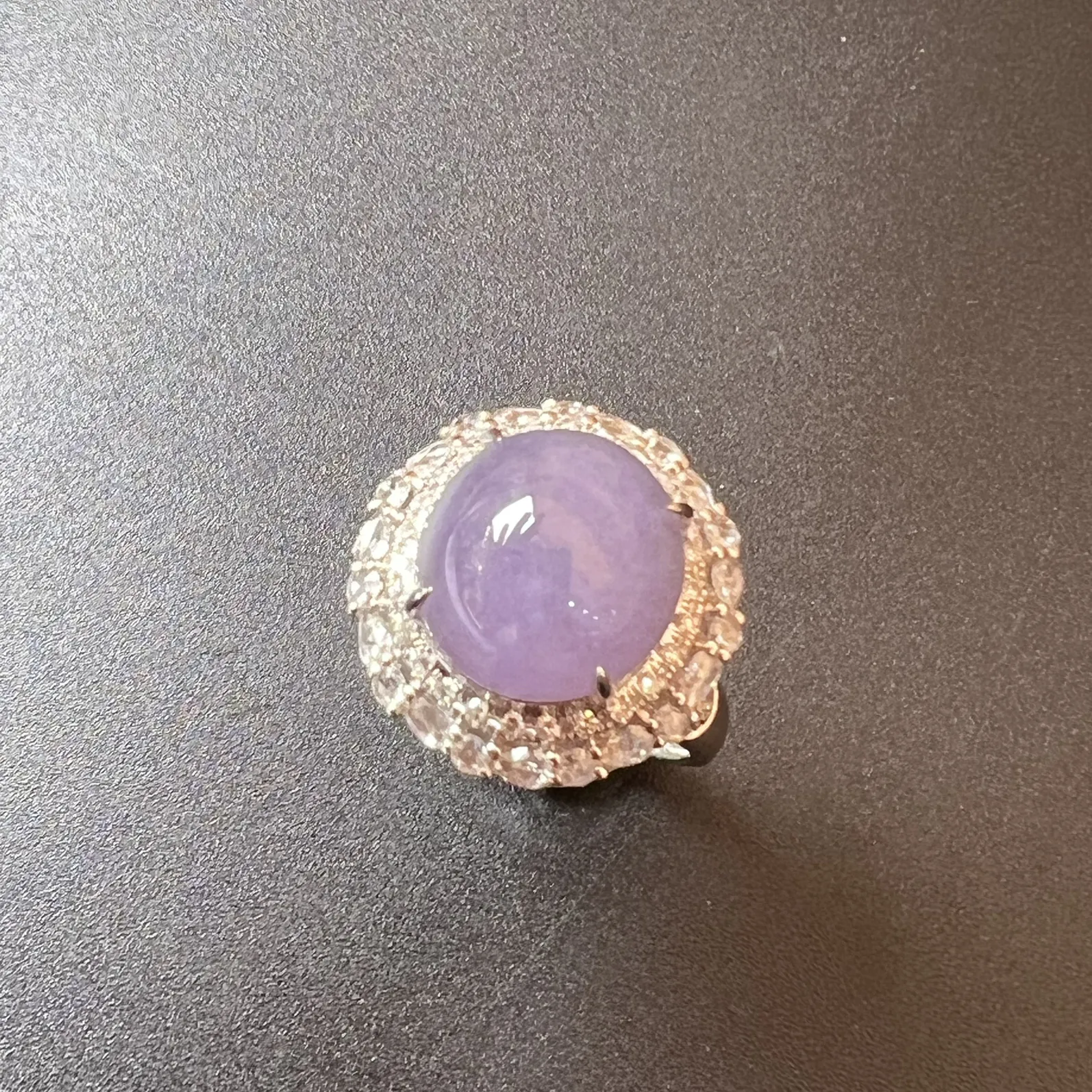 紫色女戒指种好、饱满，整体尺寸17.9*17.8*16.5 裸石尺寸12.2*11.5*8