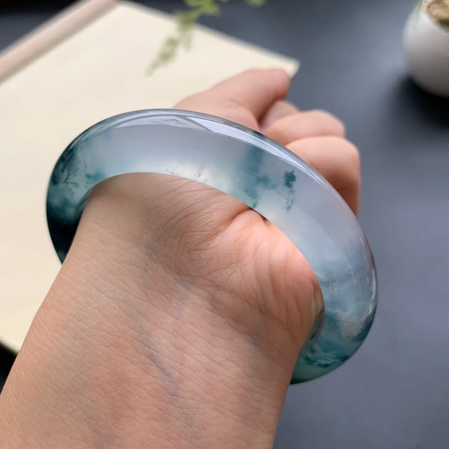 55.2圈口冰种飘花正圈手镯 尺寸：55.2-11.6-9，水润透亮，花色浓郁