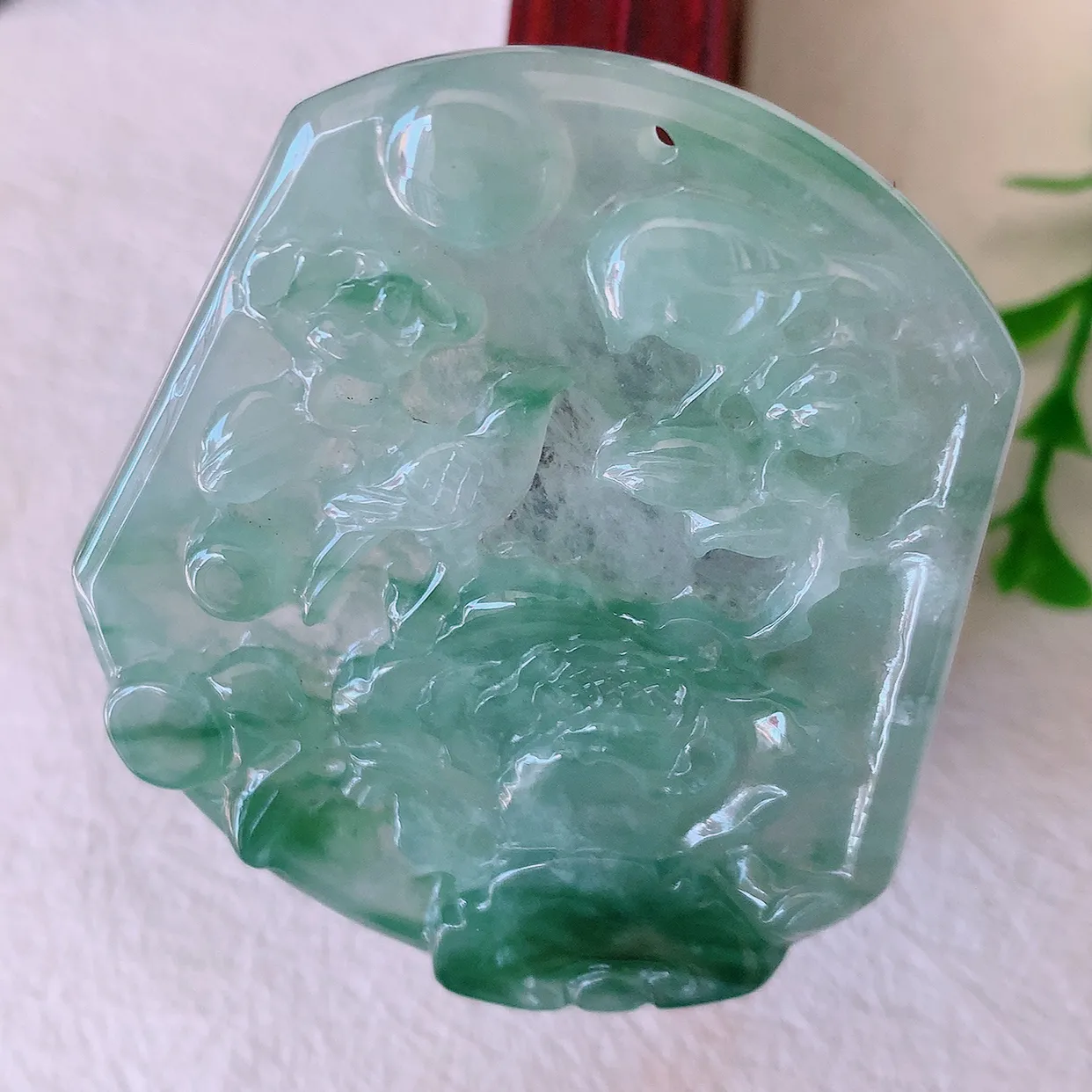 自然光实拍，冰种飘花翡翠喜上眉梢吊坠，时人之家，闻鹊声皆以为喜，故谓喜鹊报喜。”题材有喜上眉梢，双喜临门，花开富贵的美好意义。性价比超值！#46.7