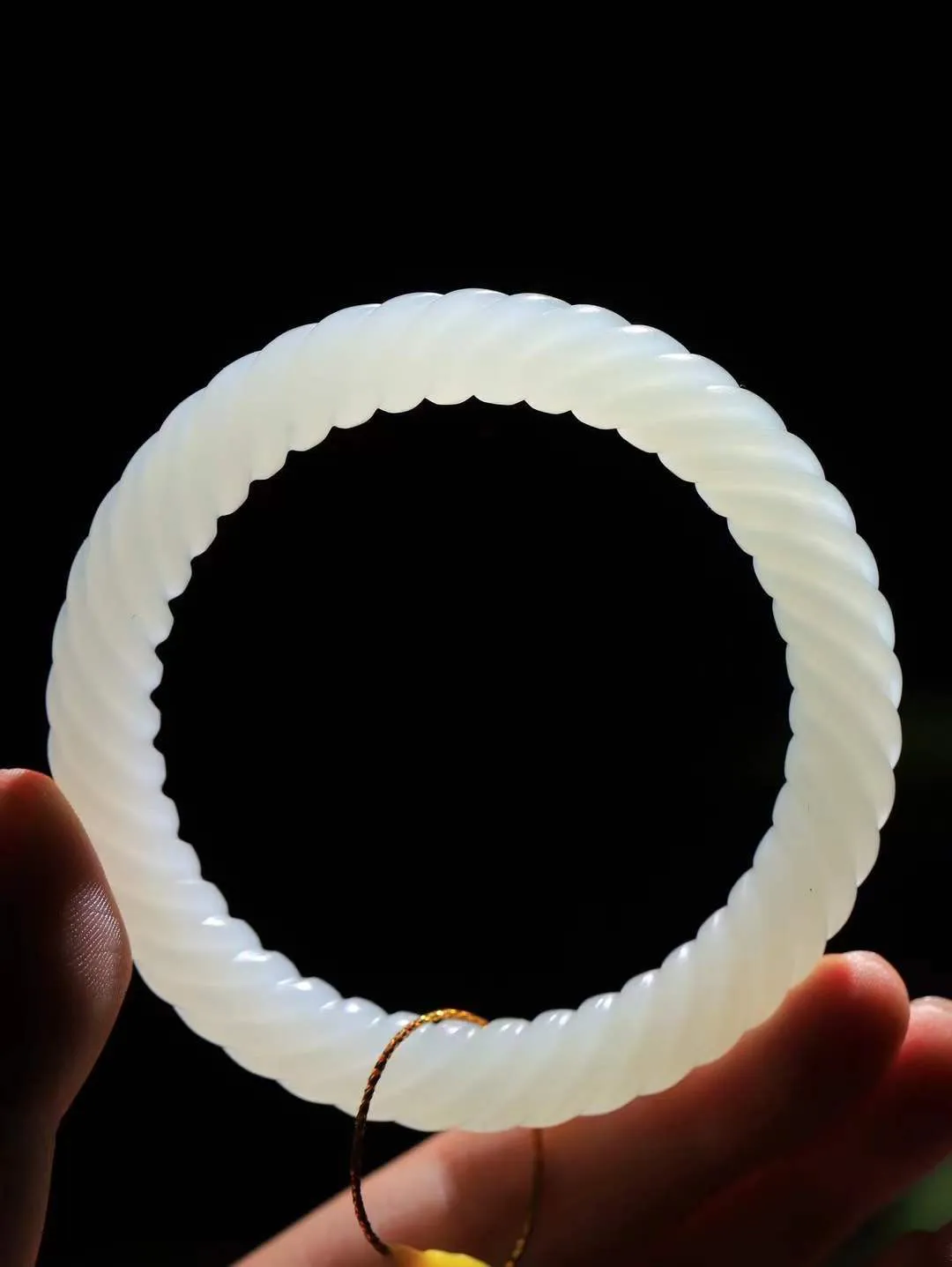 （柔情似水.手镯）

精品和田玉冰白手镯，玉质温润细腻，镯型饱满圆润，优雅知性，姽婳于幽静兮，又婆娑乎人间，经典款型，古朴典雅。极具灵性，腕间风情，风姿卓越。 
重46.5克   尺寸58.5-10-10.3mm    FDL-36110826